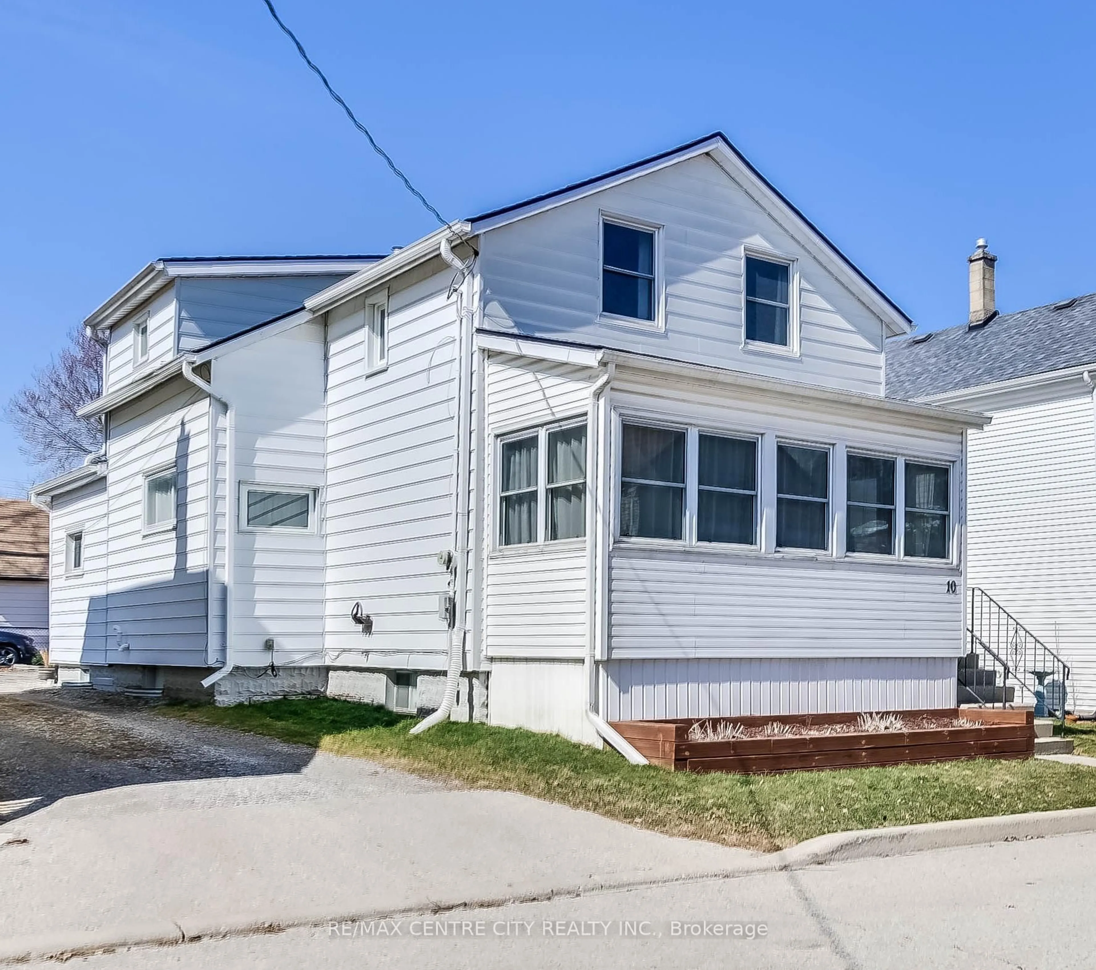 Home with vinyl exterior material, street for 10 HAMILTON St, St. Thomas Ontario N5P 2S6