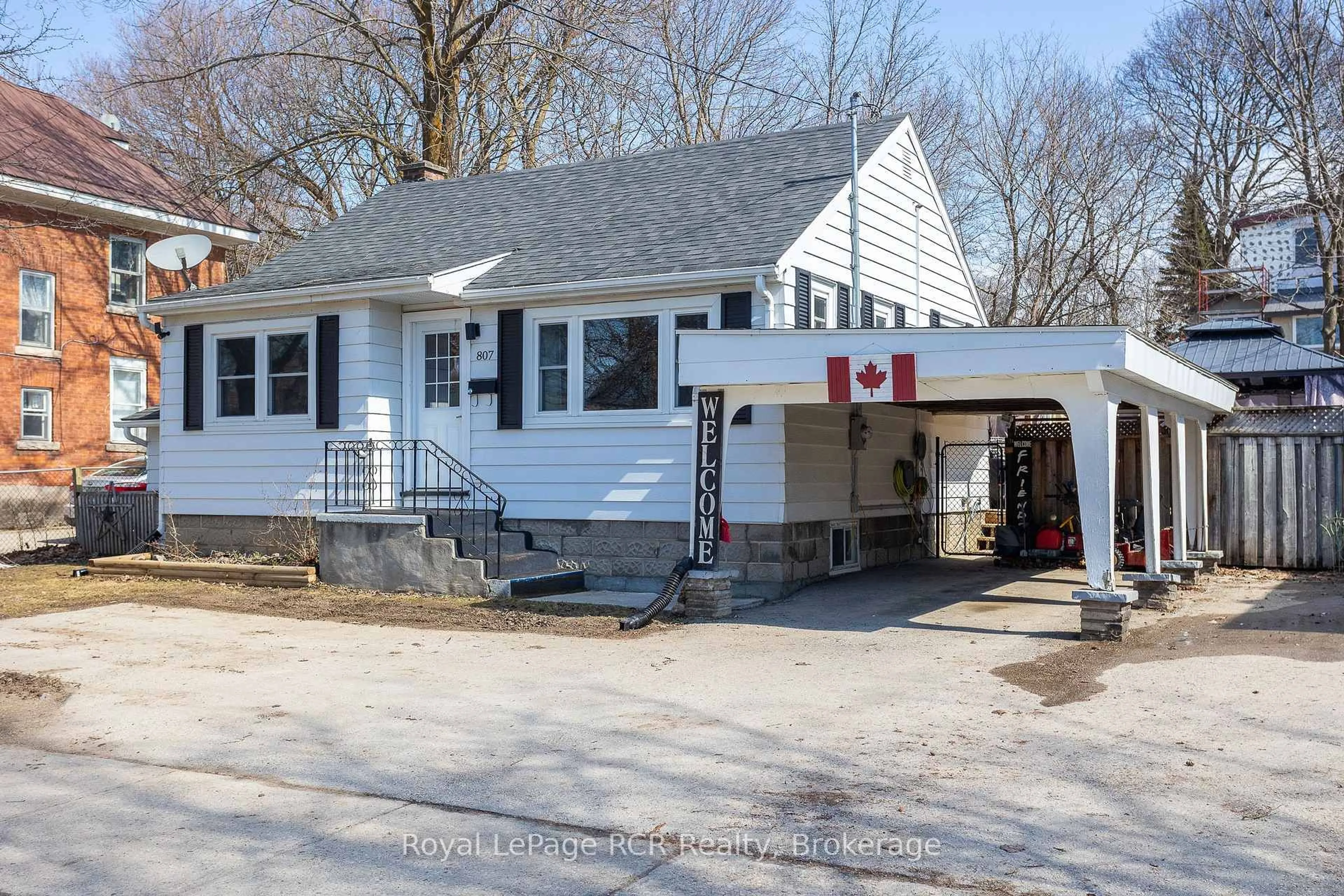 Home with vinyl exterior material, street for 807 7th Ave, Owen Sound Ontario N4K 2Y4