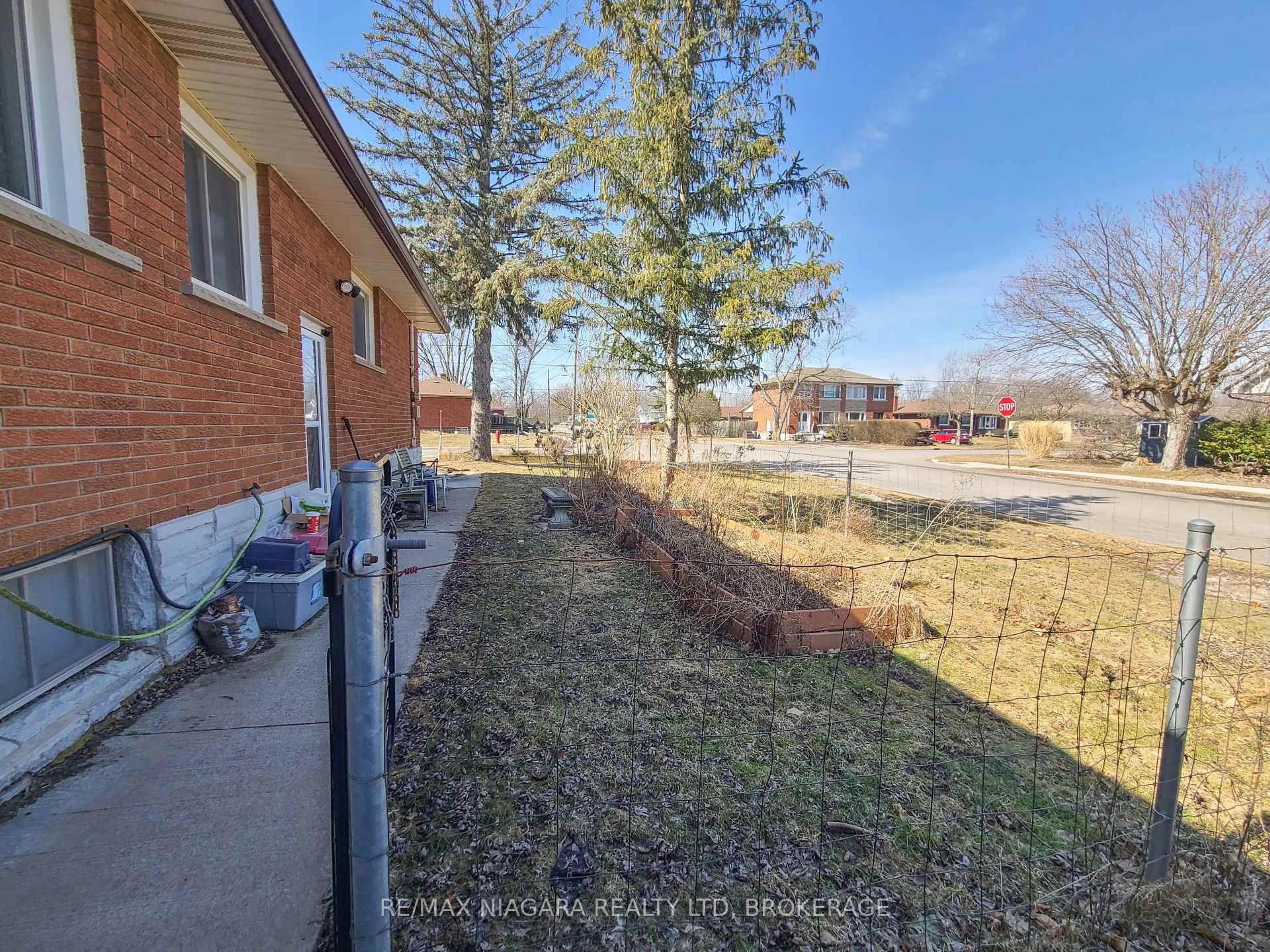 A pic from outside/outdoor area/front of a property/back of a property/a pic from drone, street for 203 Kilgour Ave, Welland Ontario L3C 2R1