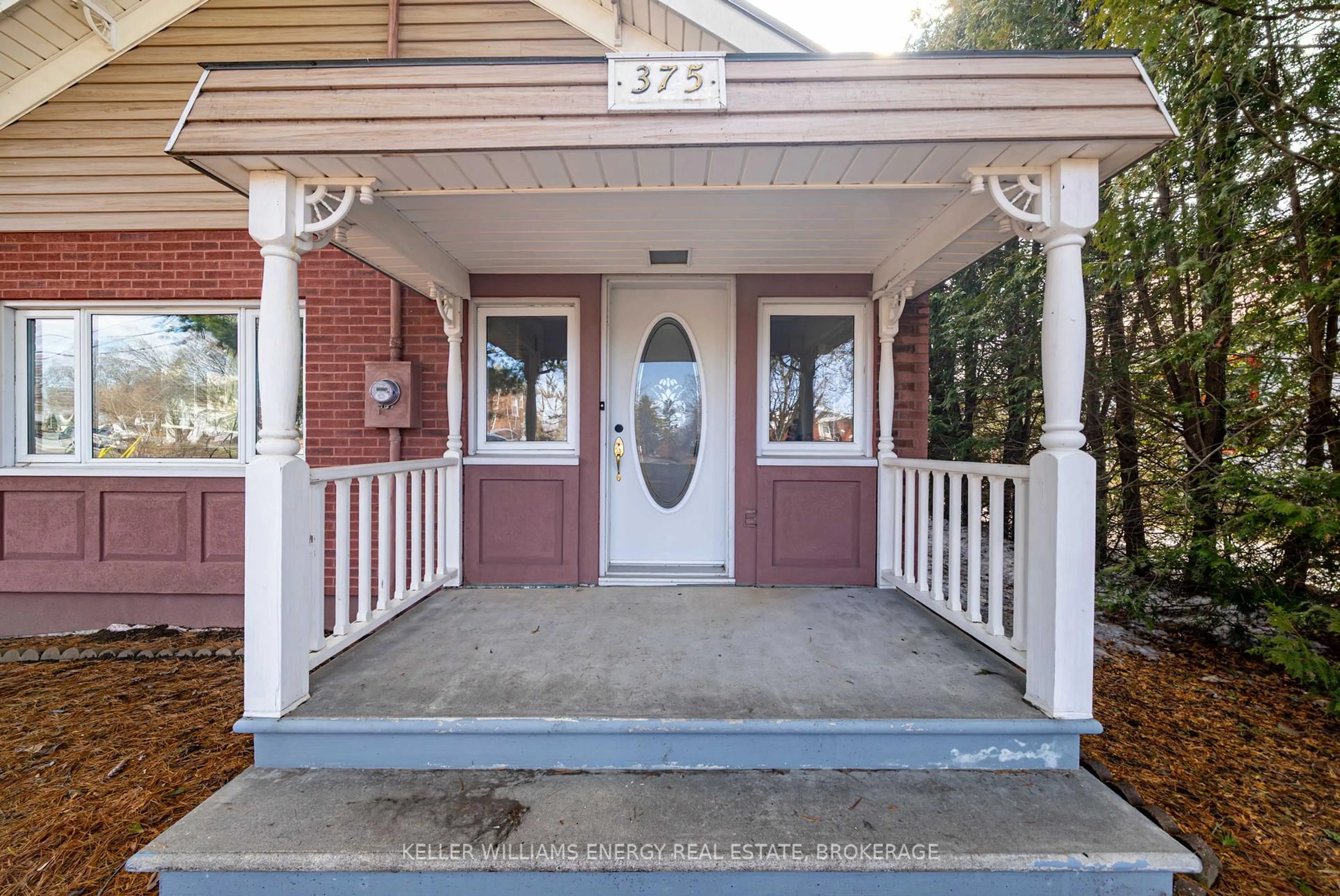 Indoor entryway for 375 Bloomfield Main St, Prince Edward County Ontario K0K 1G0