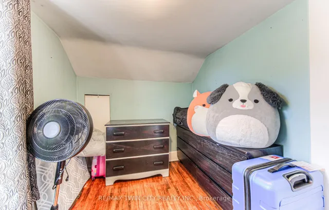 Additional property image - 87 6 Ave