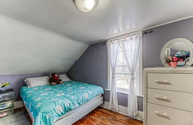 Additional property image - 87 6 Ave