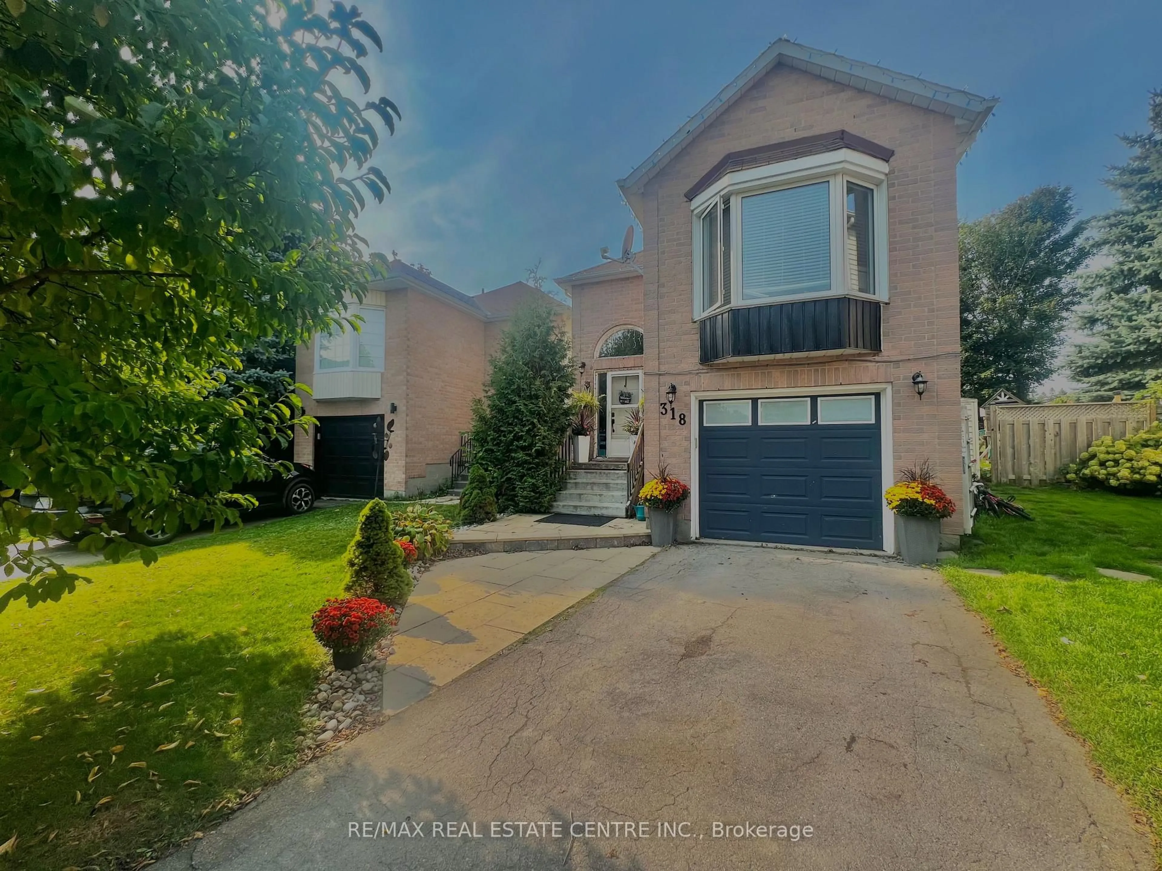 A pic from outside/outdoor area/front of a property/back of a property/a pic from drone, street for 318 Shelburne Pl, Shelburne Ontario L9V 3A9