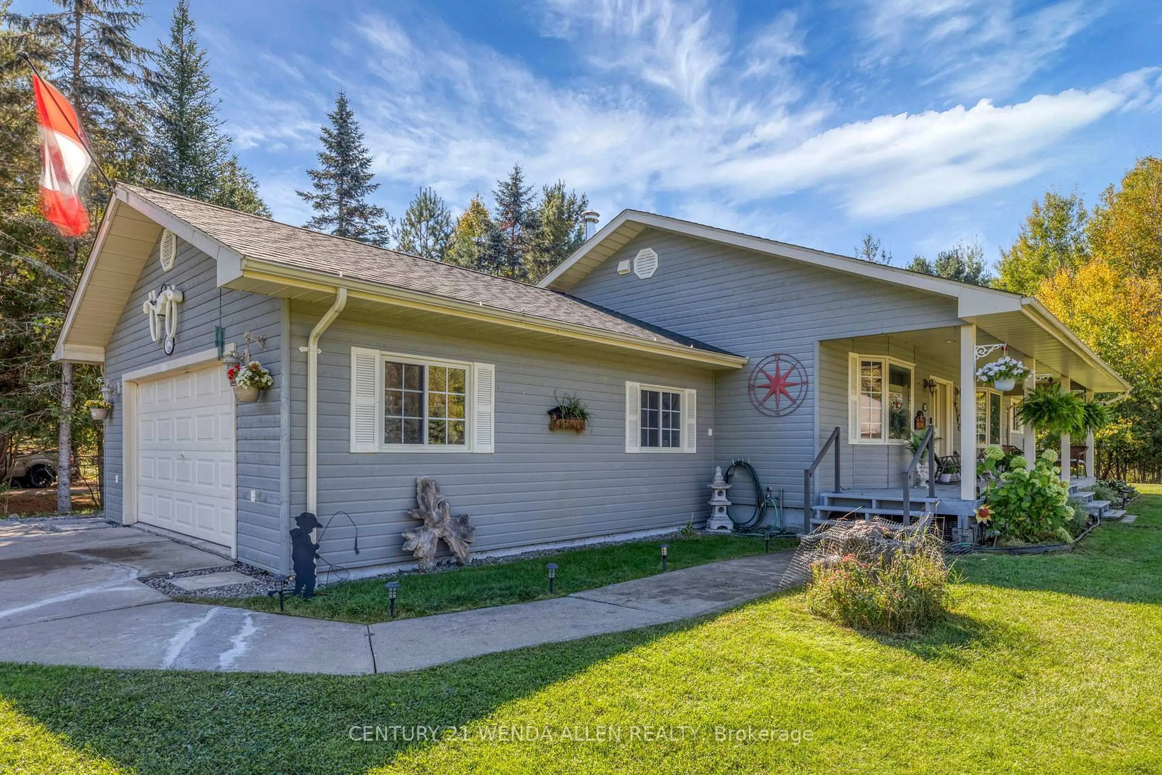 Home with vinyl exterior material, unknown for 134 Halbiem Cres, Dysart et al Ontario K0M 1S0