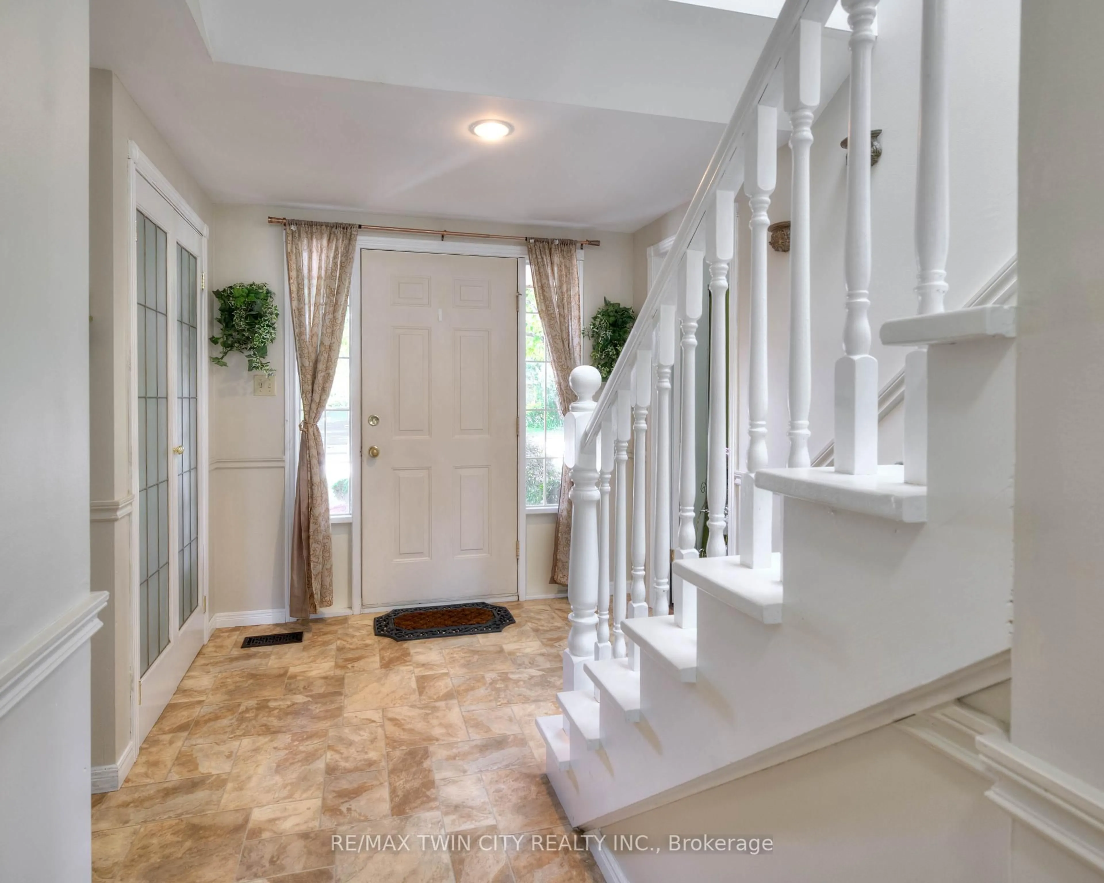 Indoor entryway for 1135 Iroquois Cres, Woodstock Ontario N4T 1C1