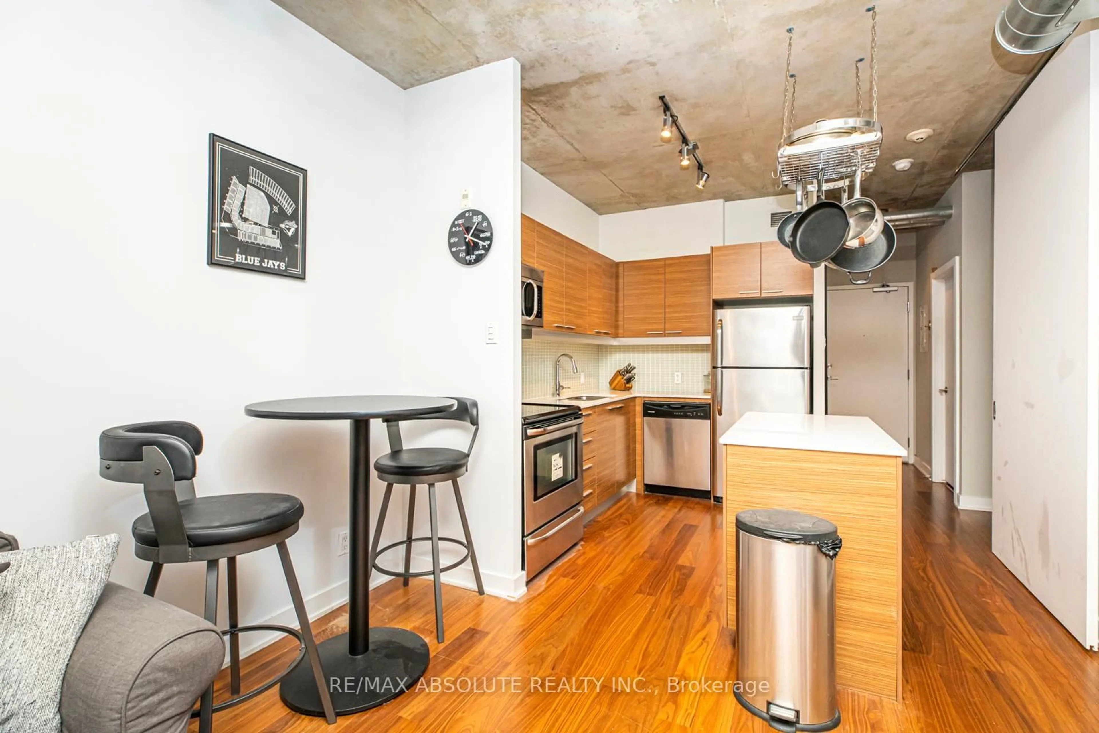 Standard kitchen, cement floor for 349 Mcleod St #422, Ottawa Ontario K2P 0S1