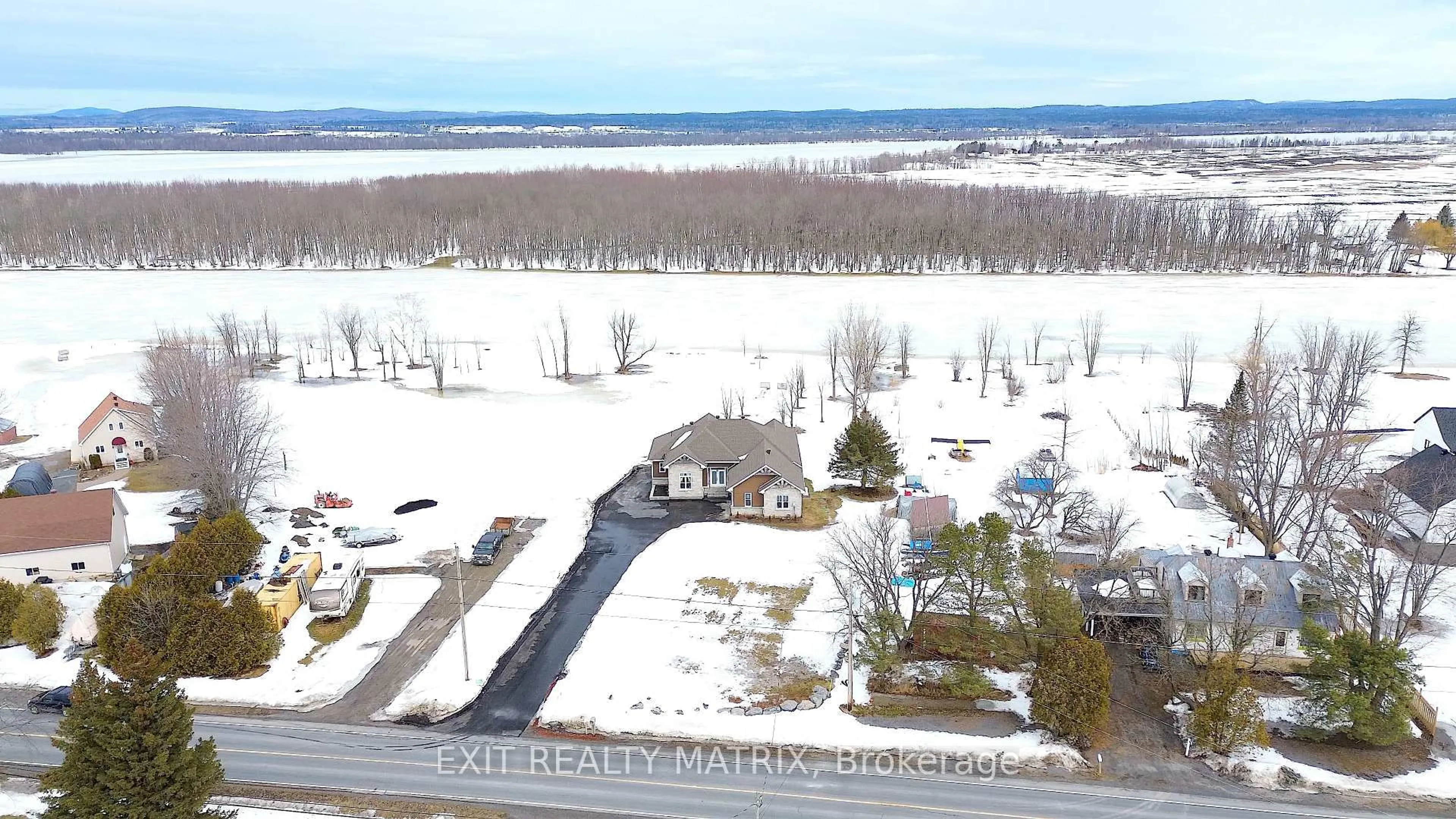 A pic from outside/outdoor area/front of a property/back of a property/a pic from drone, unknown for 2583 Principale St, Alfred and Plantagenet Ontario K0A 3K0