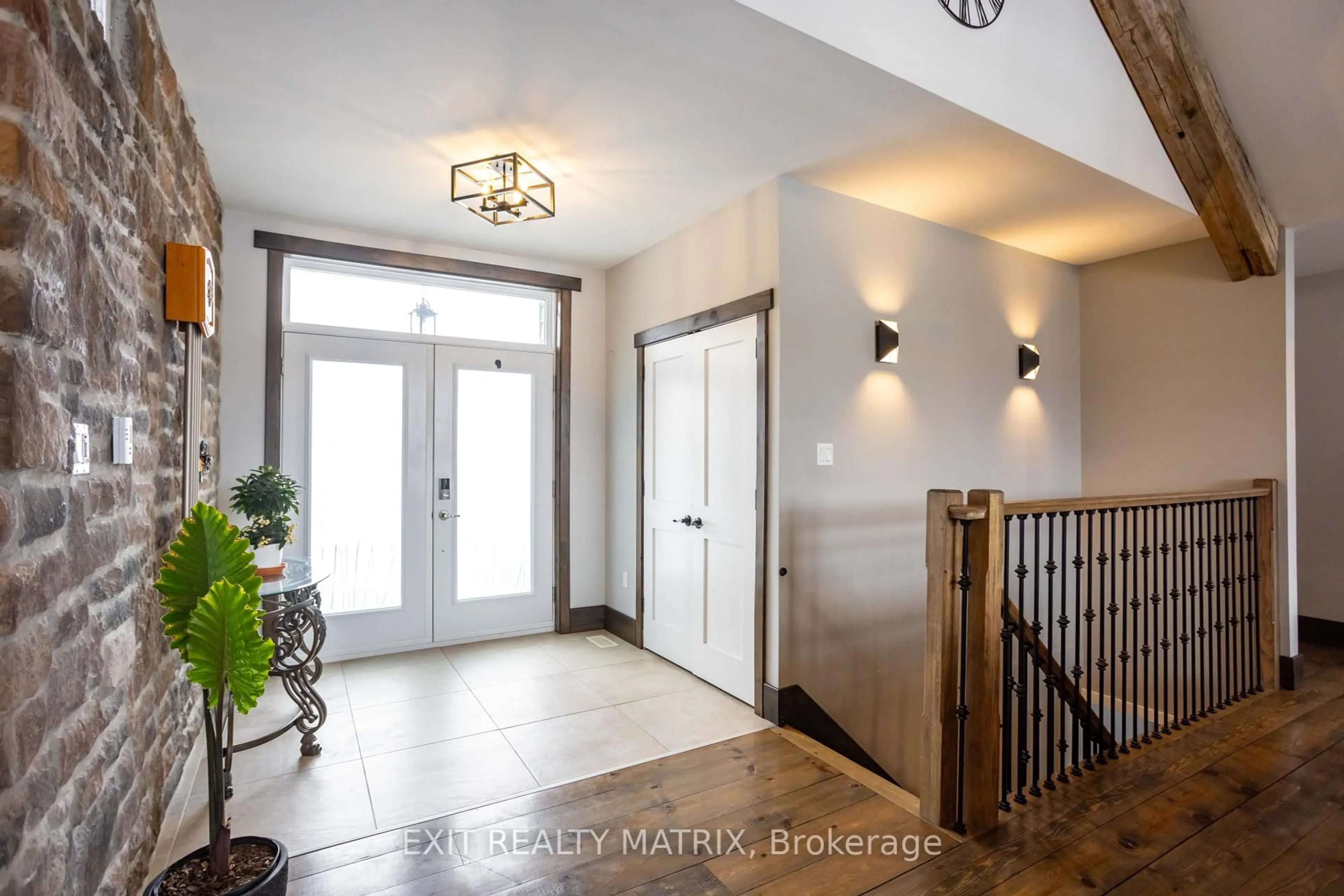 Indoor entryway for 2583 Principale St, Alfred and Plantagenet Ontario K0A 3K0