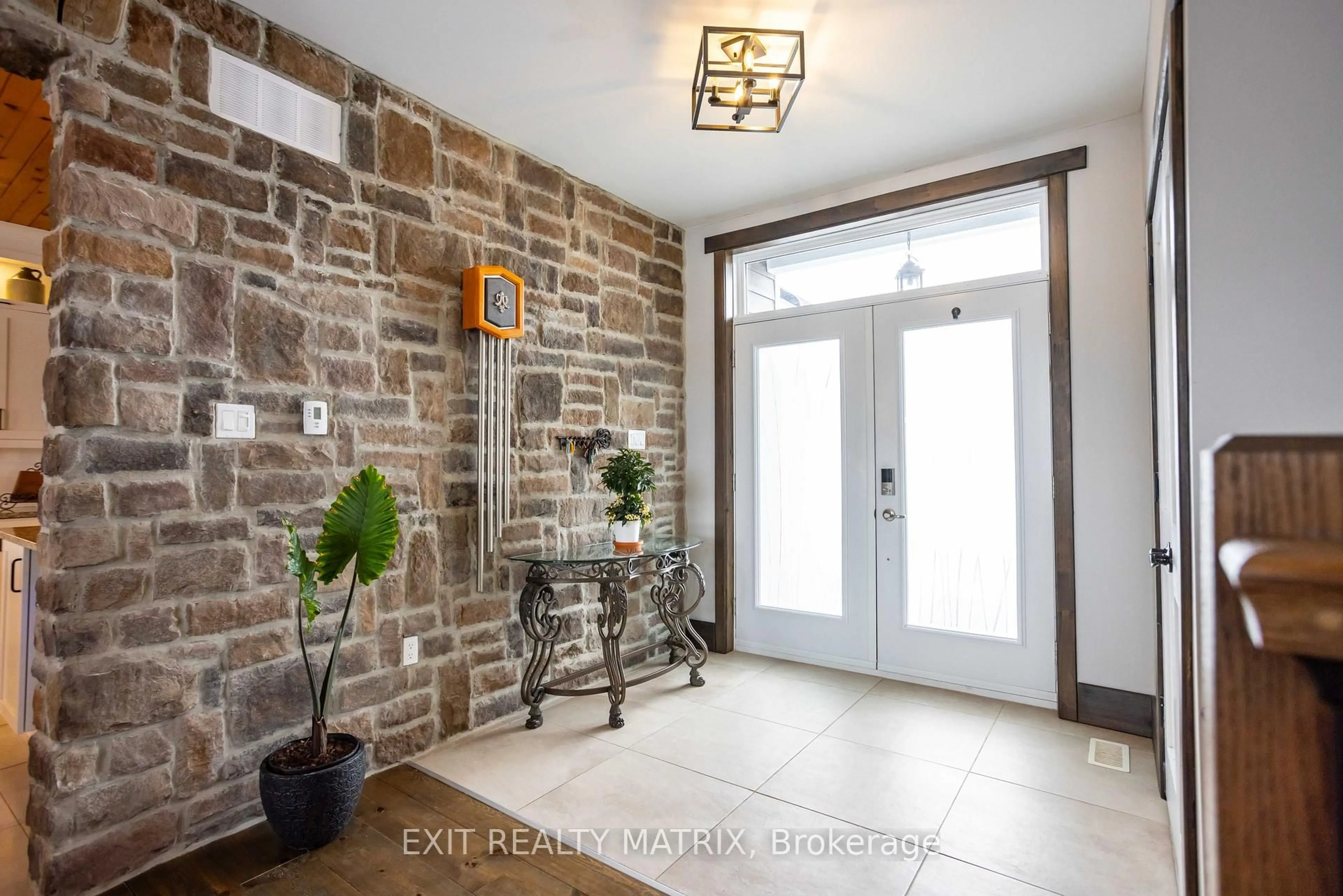 Indoor entryway for 2583 Principale St, Alfred and Plantagenet Ontario K0A 3K0