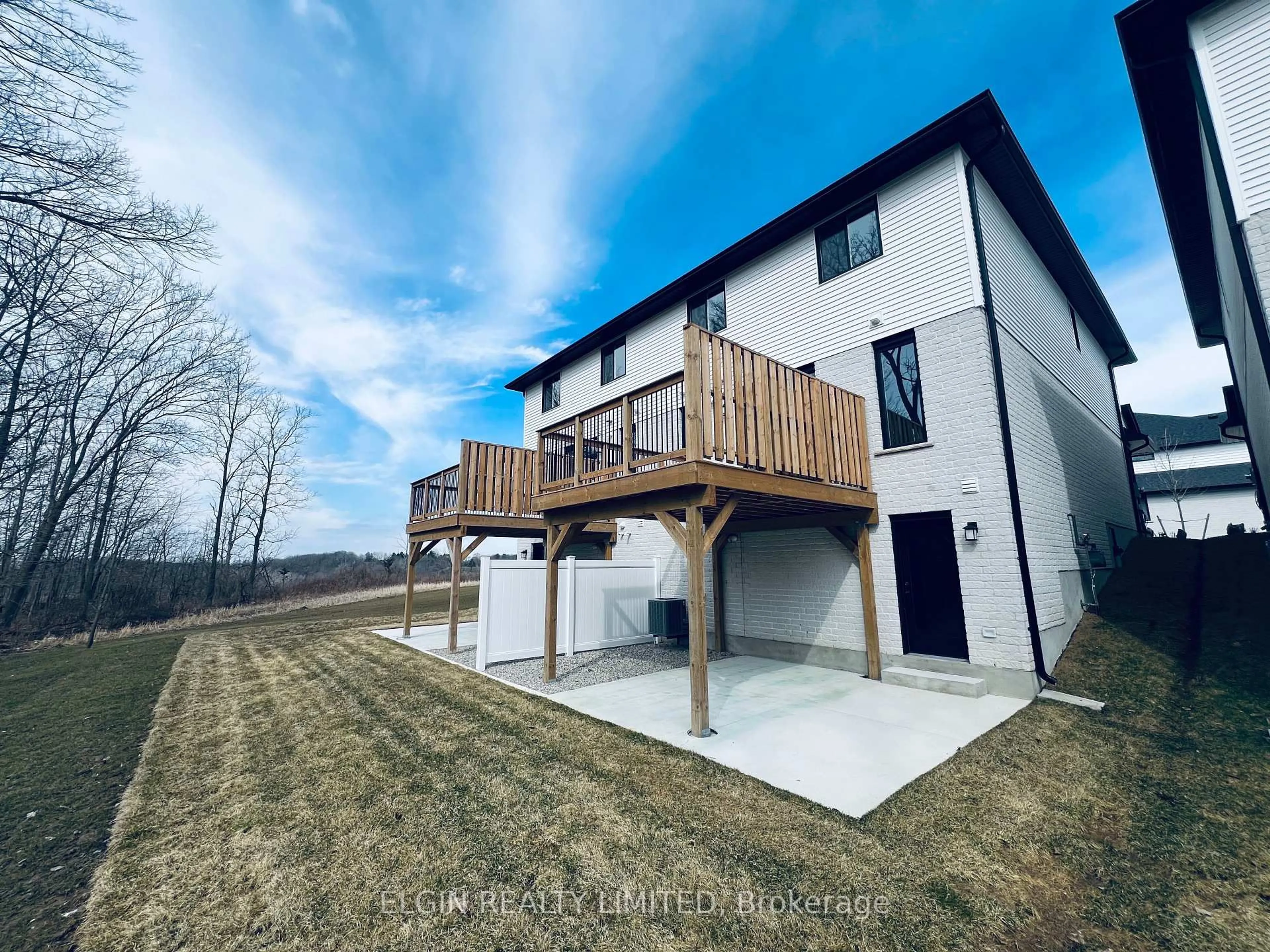 A pic from outside/outdoor area/front of a property/back of a property/a pic from drone, building for 23-49 Royal Dornoch Dr, St. Thomas Ontario N5R 0P4