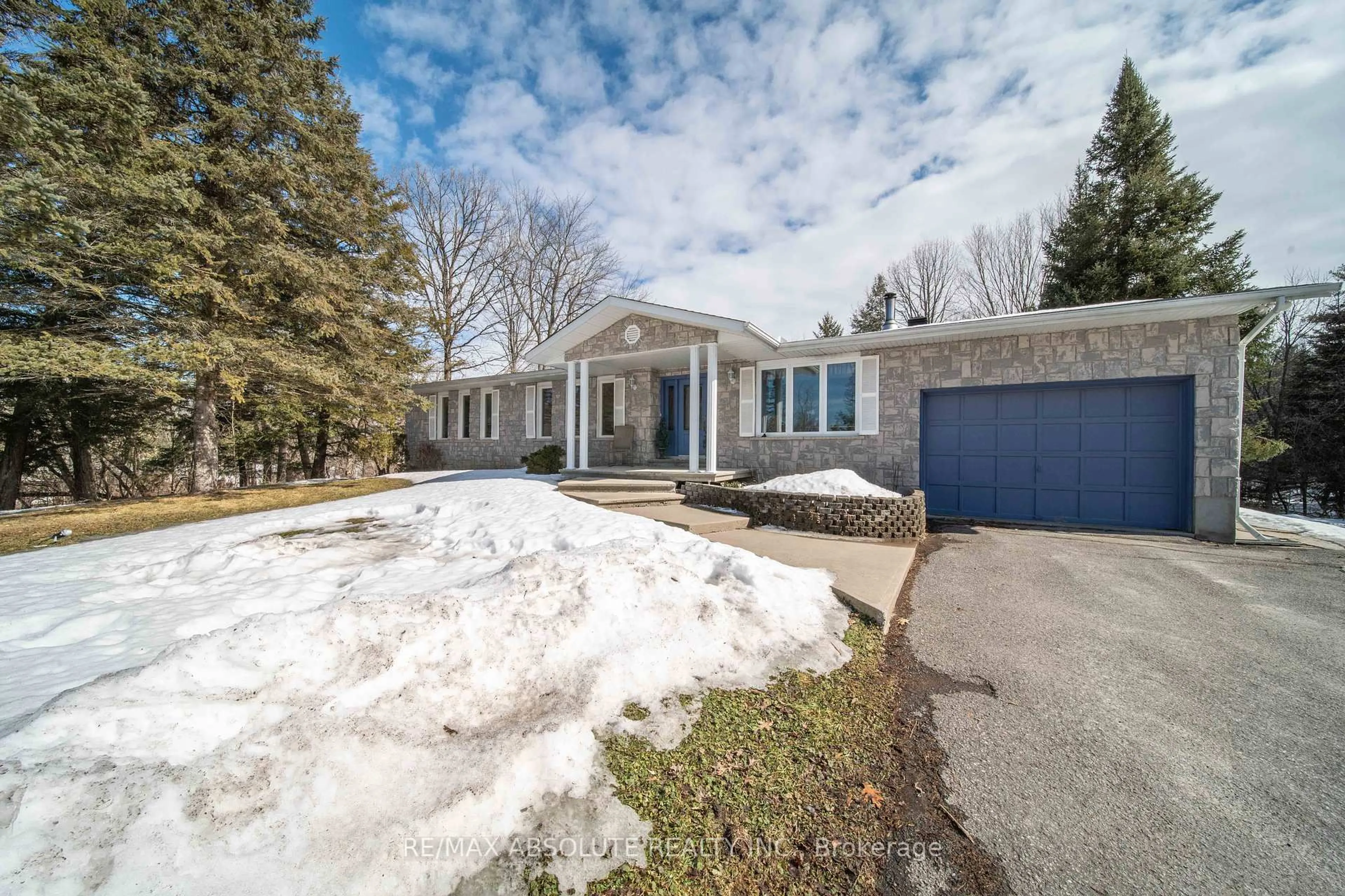 A pic from outside/outdoor area/front of a property/back of a property/a pic from drone, street for 1578 David Rd, Clarence-Rockland Ontario K4K 1K7