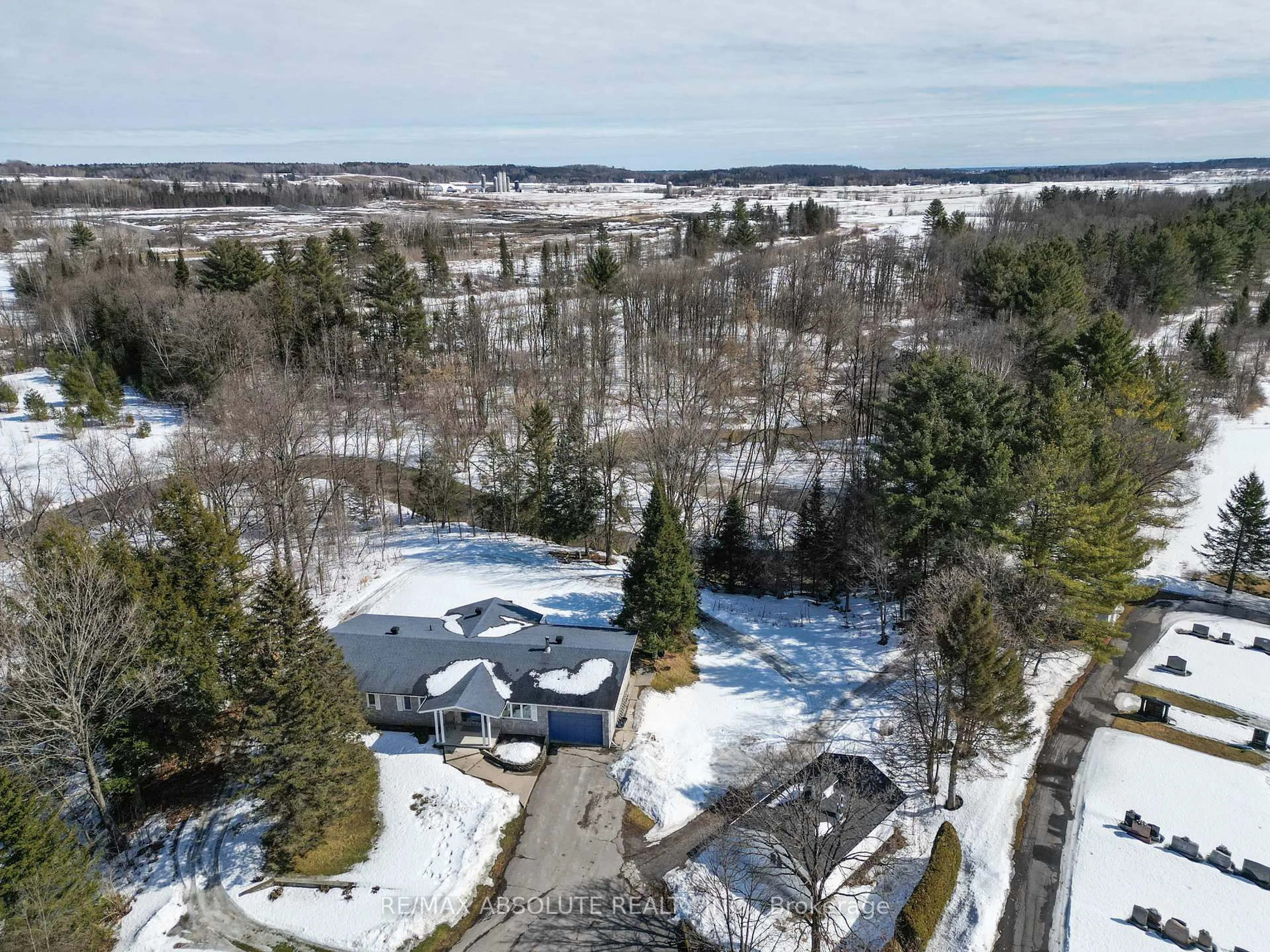 A pic from outside/outdoor area/front of a property/back of a property/a pic from drone, water/lake/river/ocean view for 1578 David Rd, Clarence-Rockland Ontario K4K 1K7