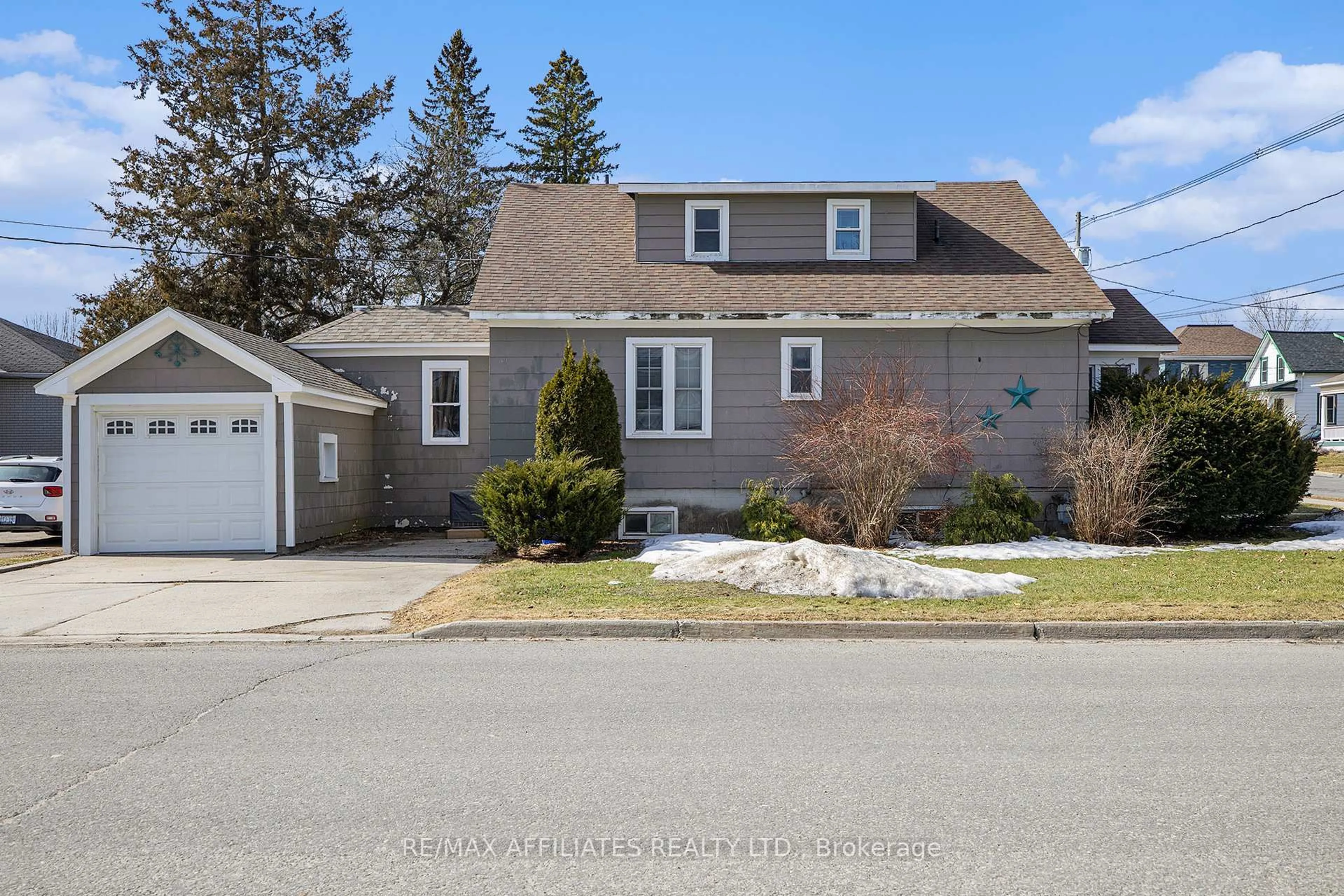 A pic from outside/outdoor area/front of a property/back of a property/a pic from drone, street for 50 Harvey St, Perth Ontario K7H 1W9