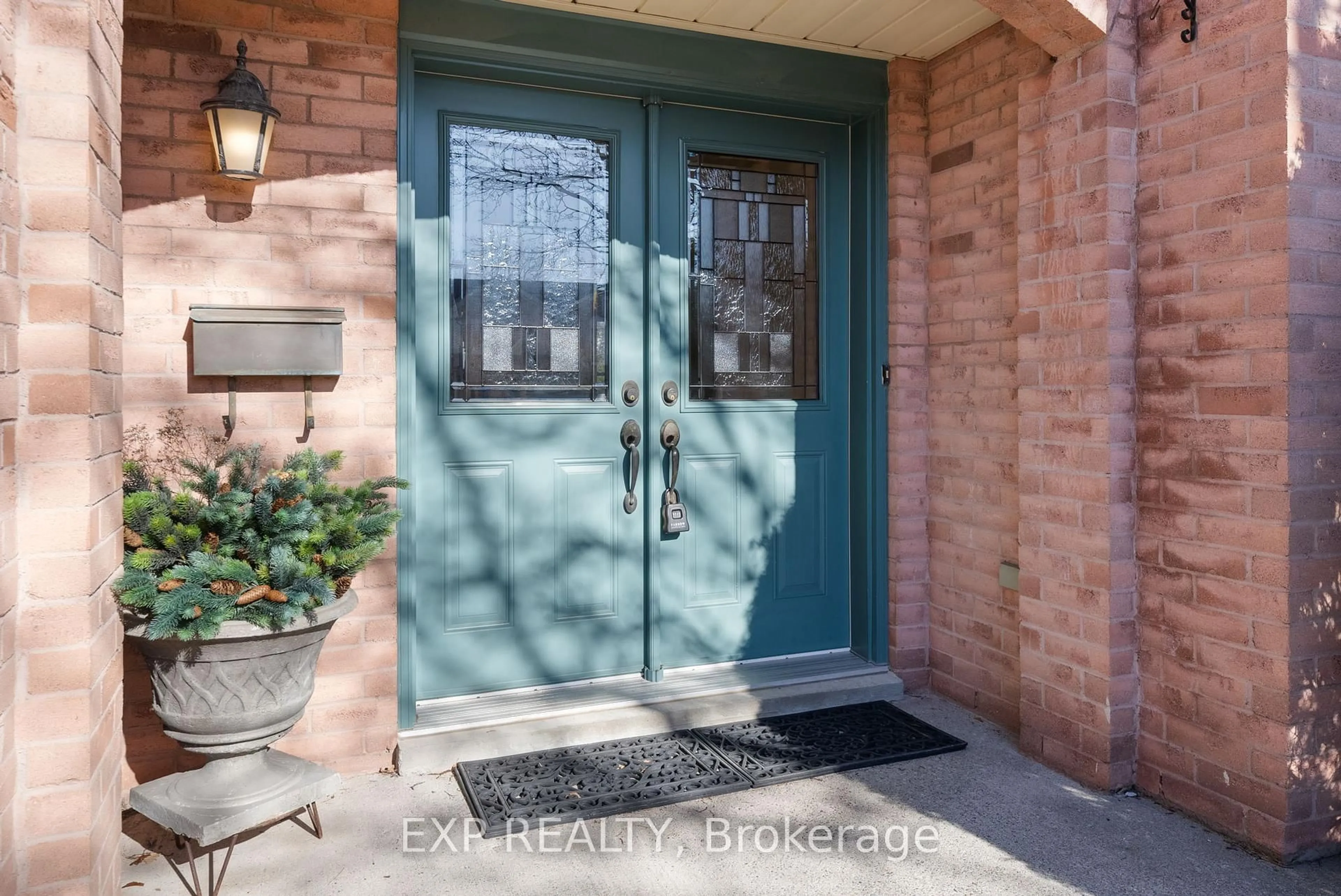 Indoor entryway for 1048 Frei St, Cobourg Ontario K9A 5G5