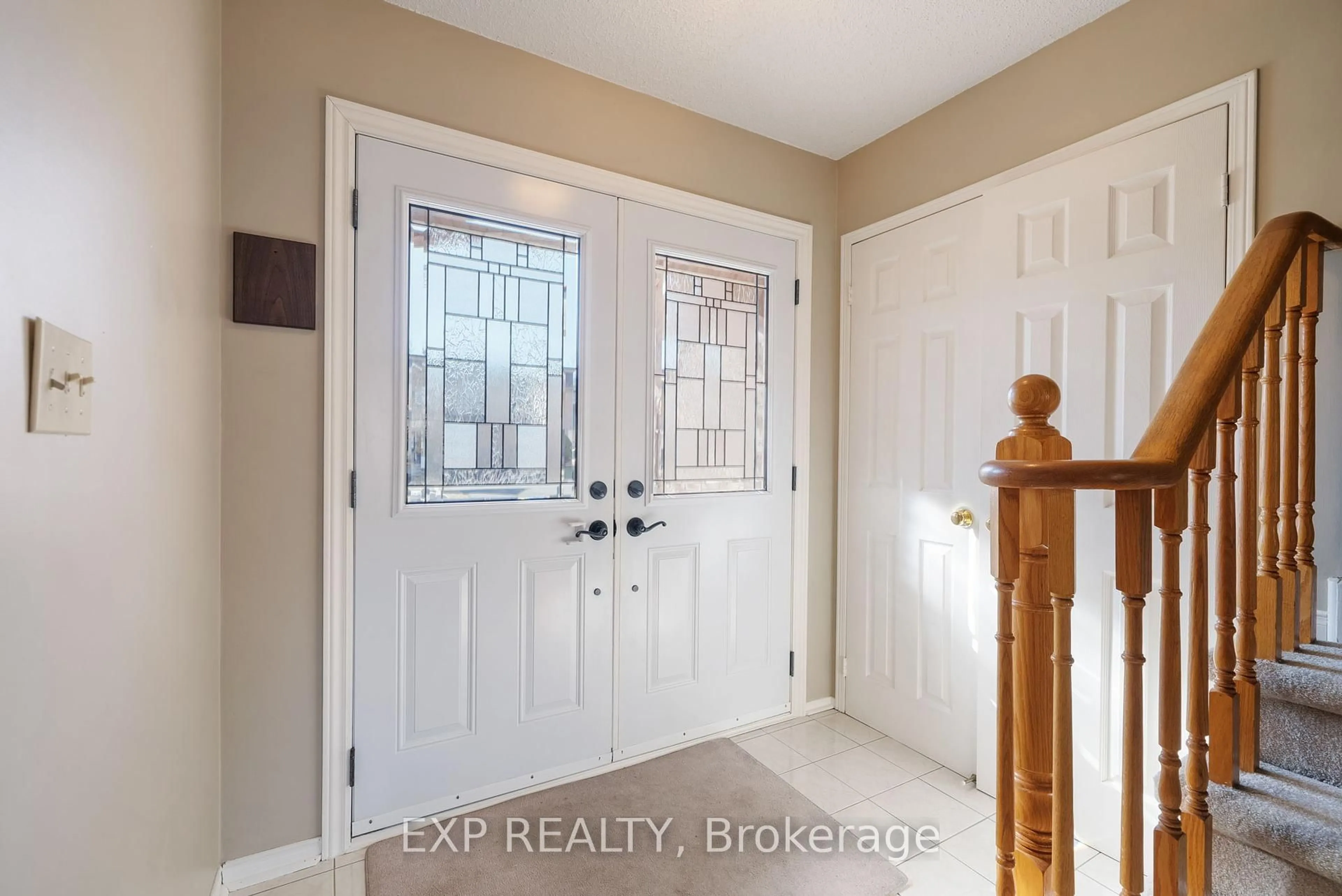 Indoor entryway for 1048 Frei St, Cobourg Ontario K9A 5G5