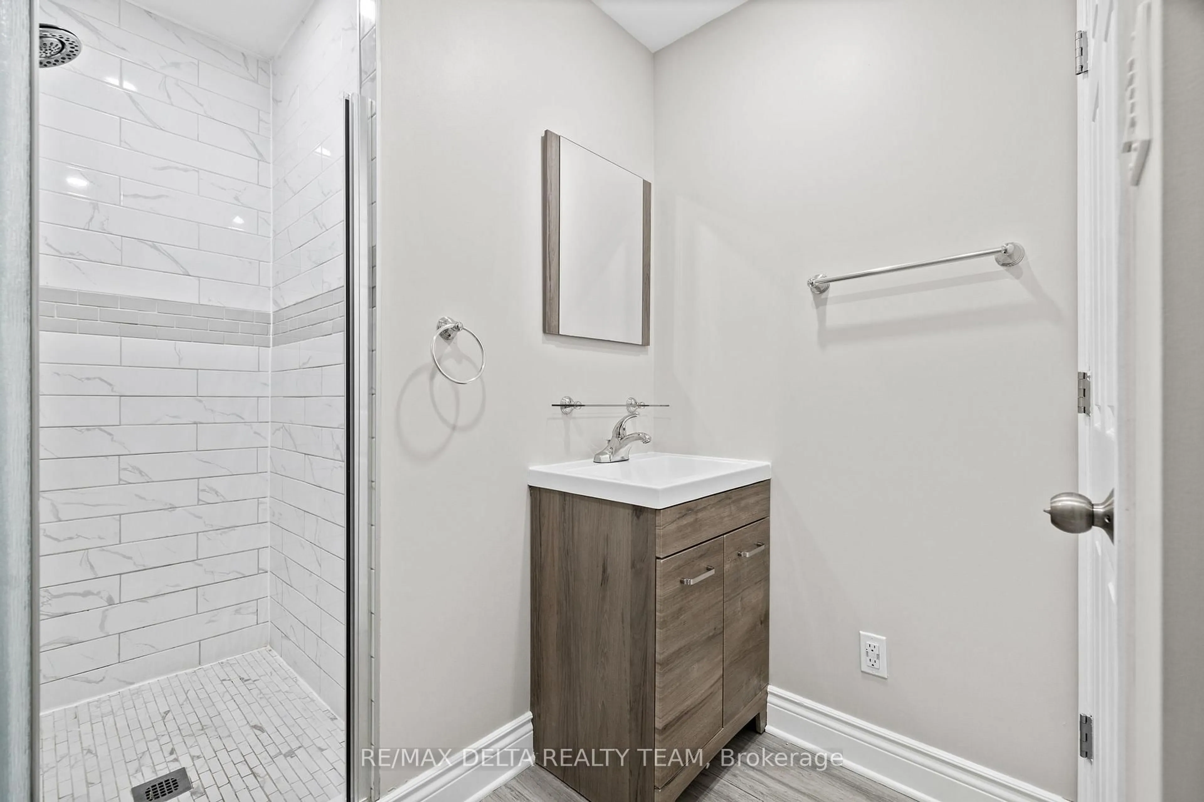 Standard bathroom, ceramic/tile floor for 83-85 Lebreton St, Ottawa Ontario K1R 7H3