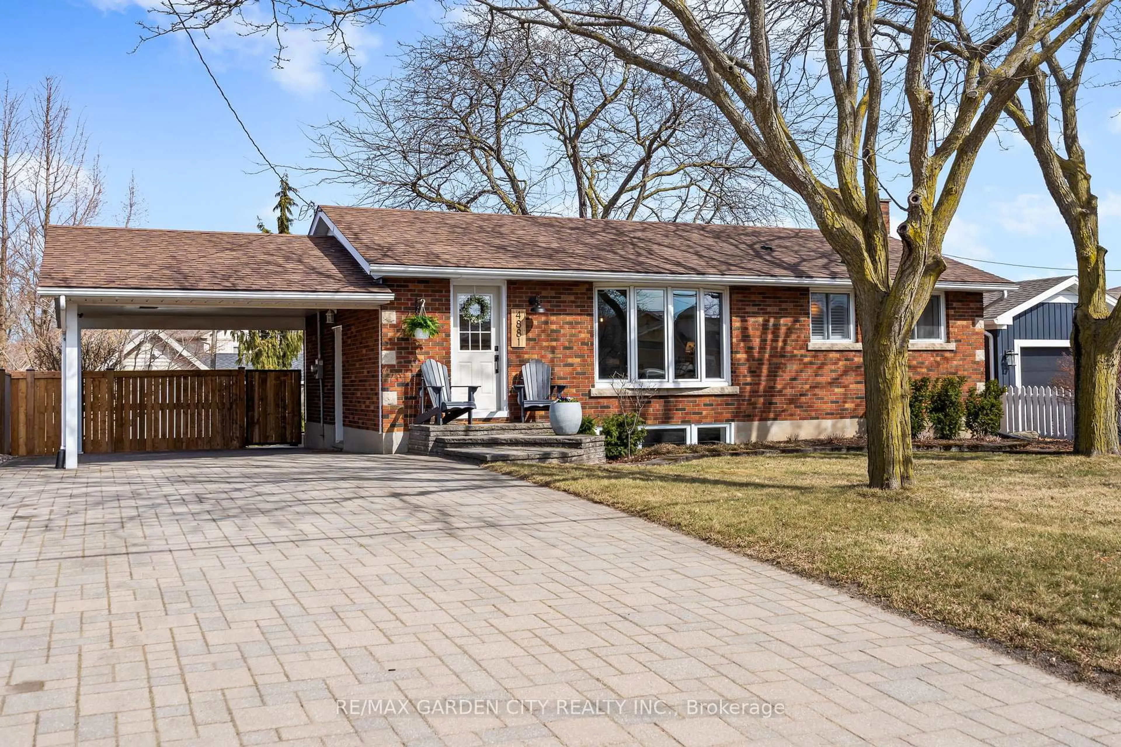 Home with brick exterior material, street for 4881 Cherrywood Dr, Lincoln Ontario L0R 1B7