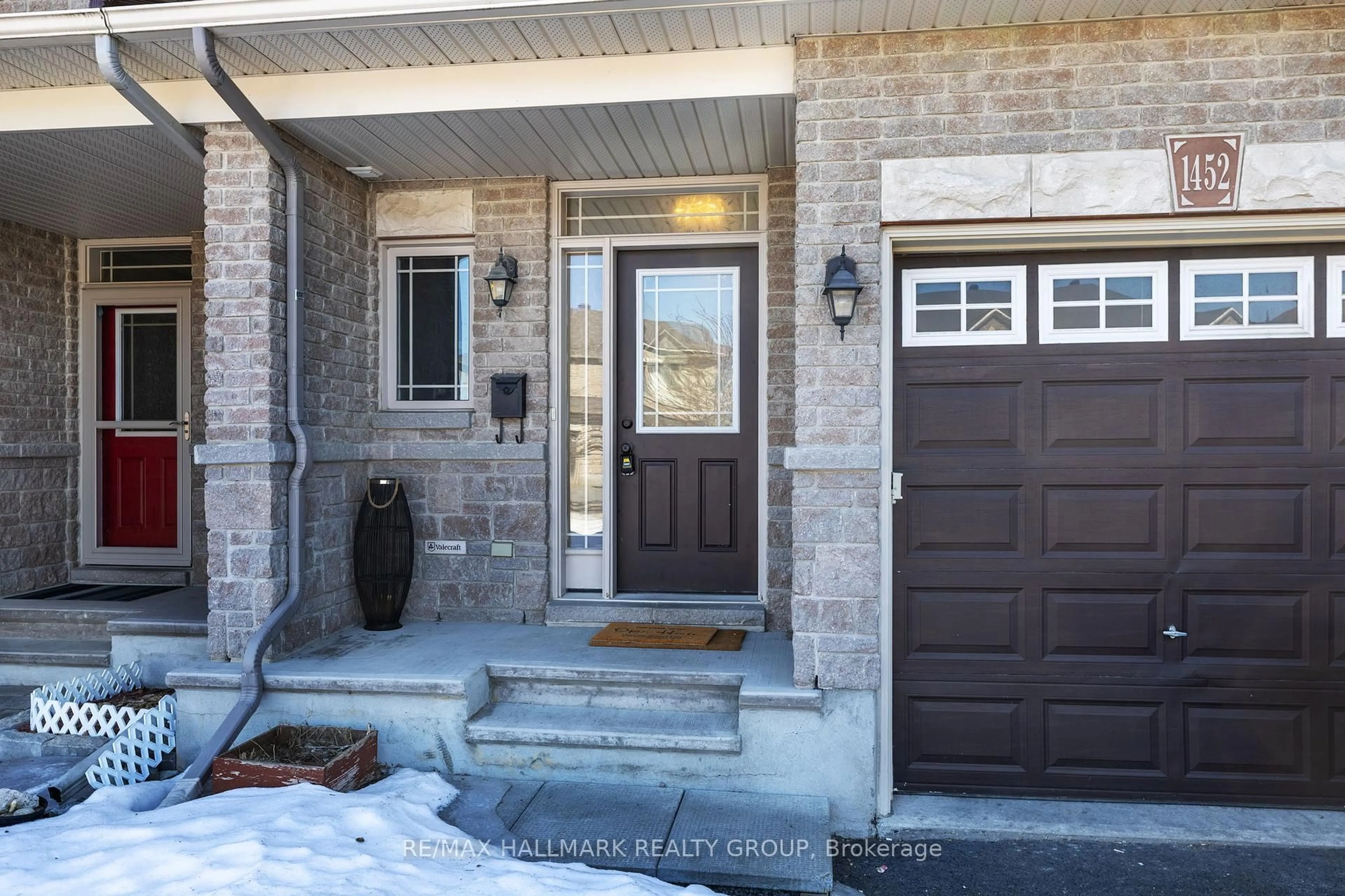 Indoor entryway for 1452 CARRONBRIDGE Circ, Ottawa Ontario K2M 0G8