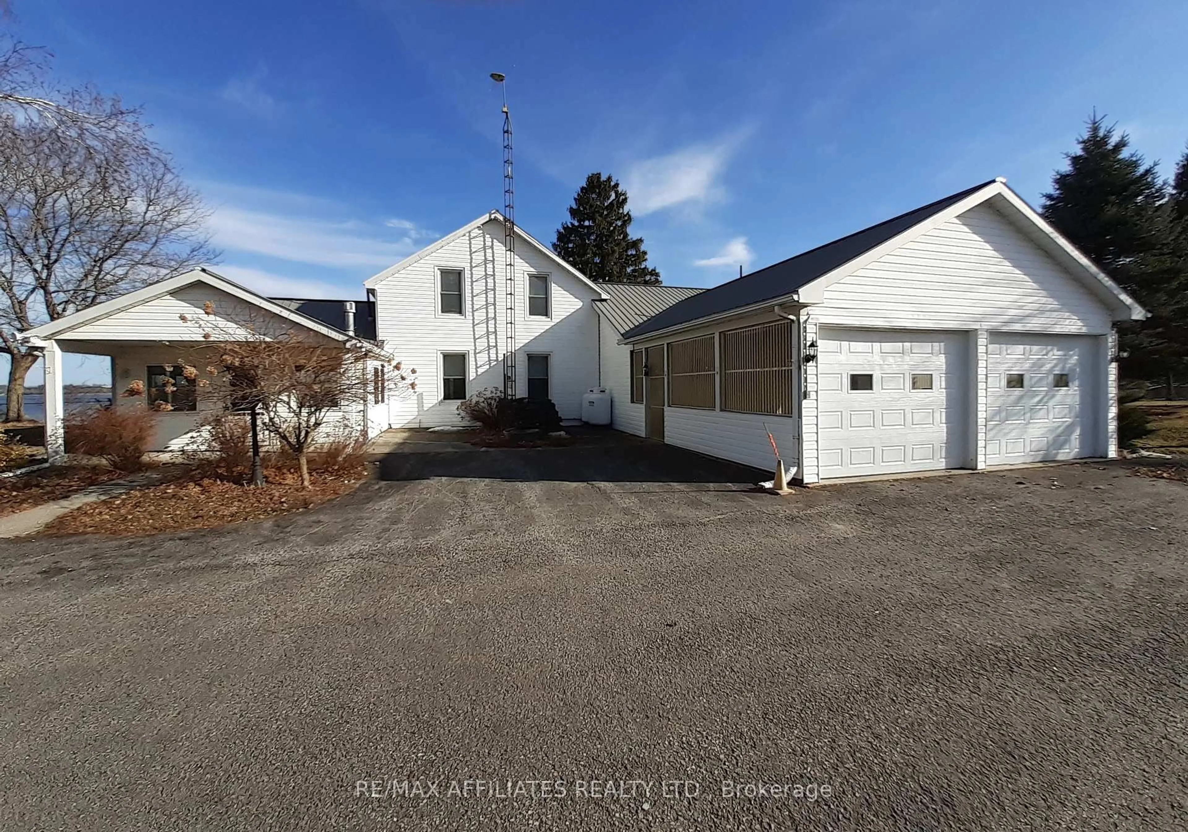 Indoor garage for 1502 South Campbell Rd, Augusta Ontario K0E 1T0