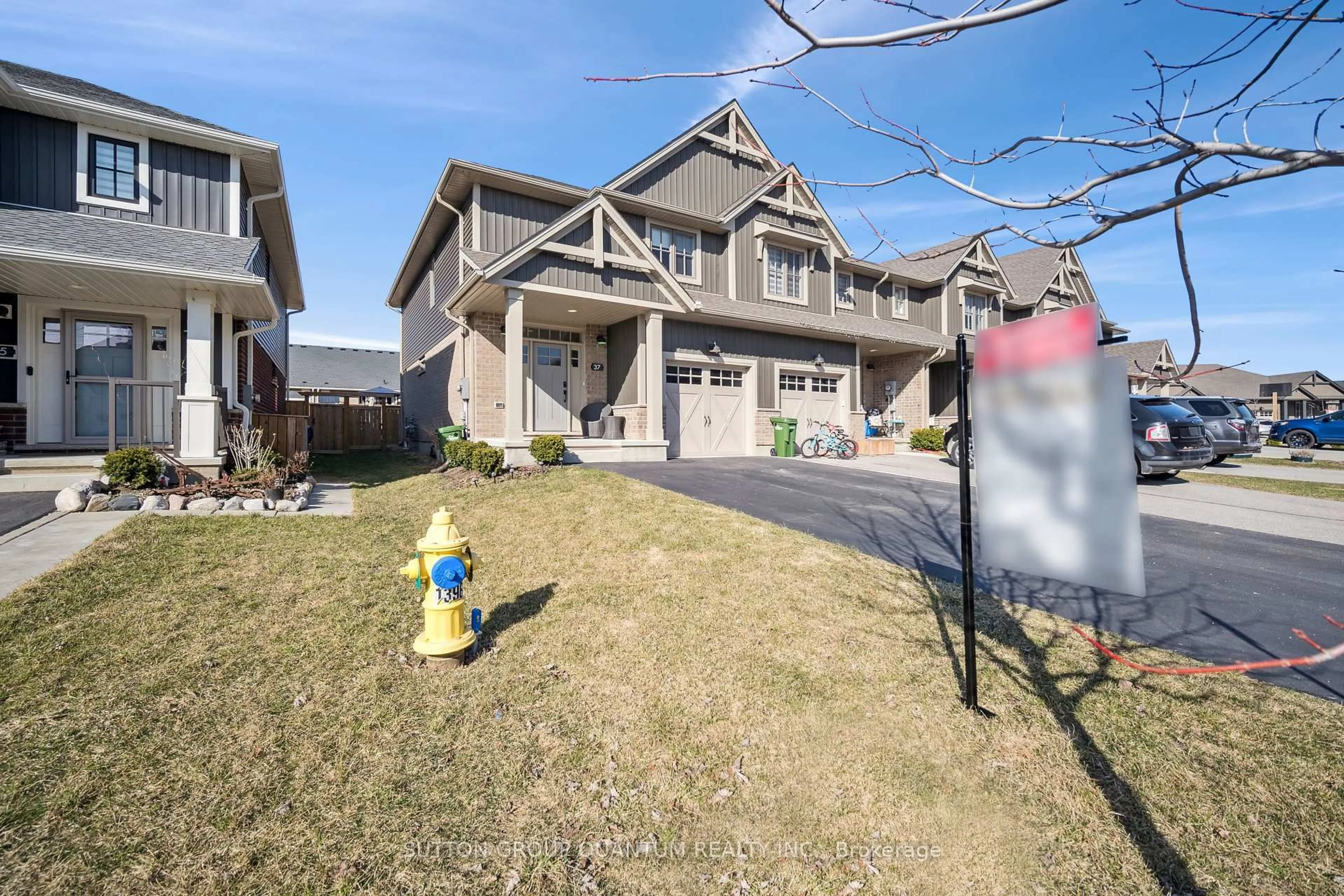 A pic from outside/outdoor area/front of a property/back of a property/a pic from drone, street for 37 Charter Creek Crt, St. Thomas Ontario N5R 0L2