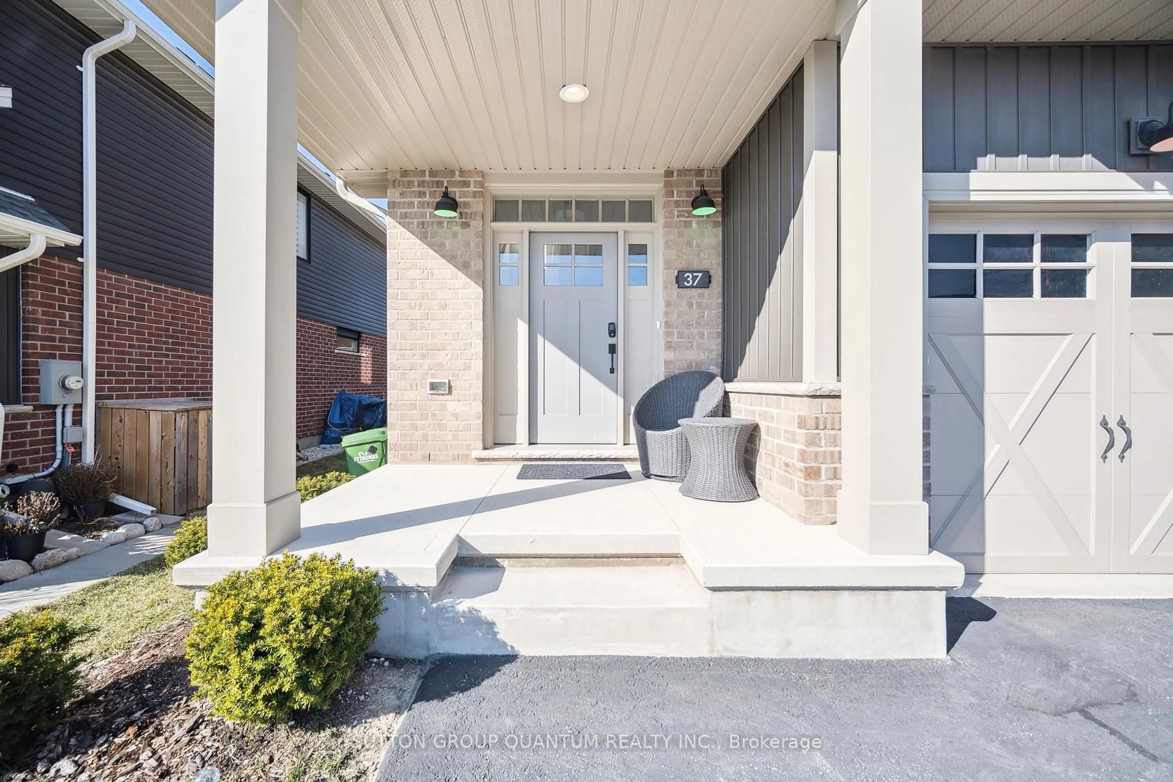 Indoor entryway for 37 Charter Creek Crt, St. Thomas Ontario N5R 0L2