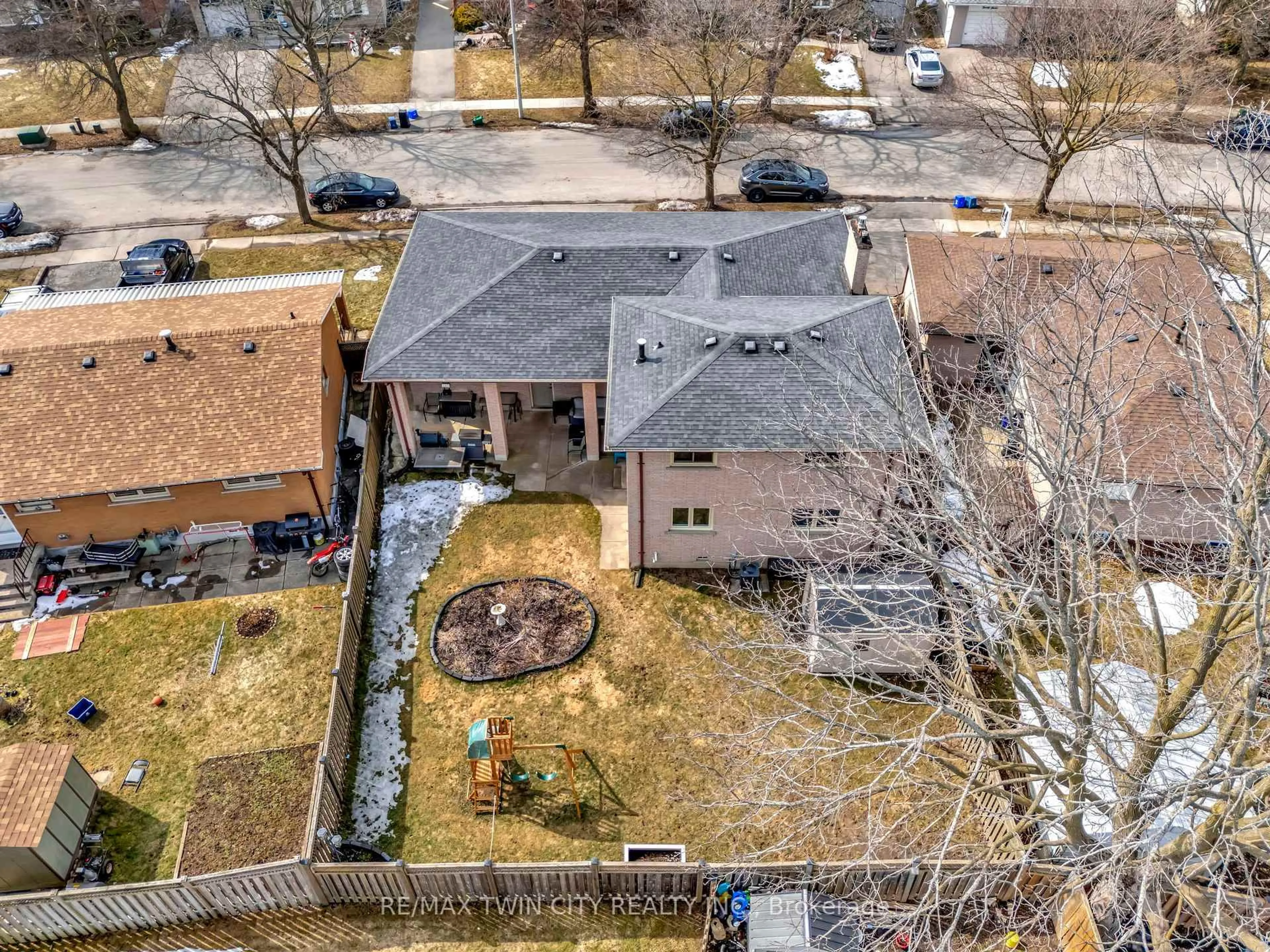 A pic from outside/outdoor area/front of a property/back of a property/a pic from drone, street for 18 Sprucehill Dr, Brantford Ontario N3R 3R6