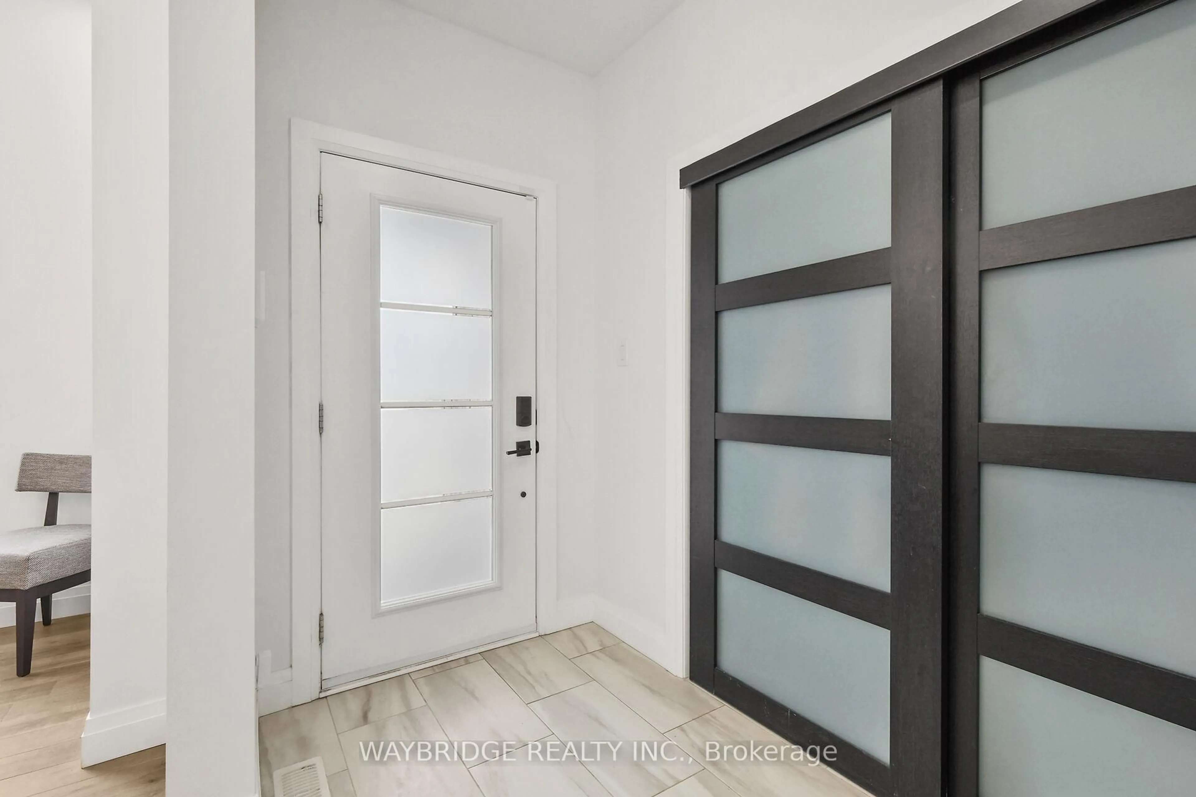 Indoor entryway for 1069 Diamond St, Clarence-Rockland Ontario K4K 1P6