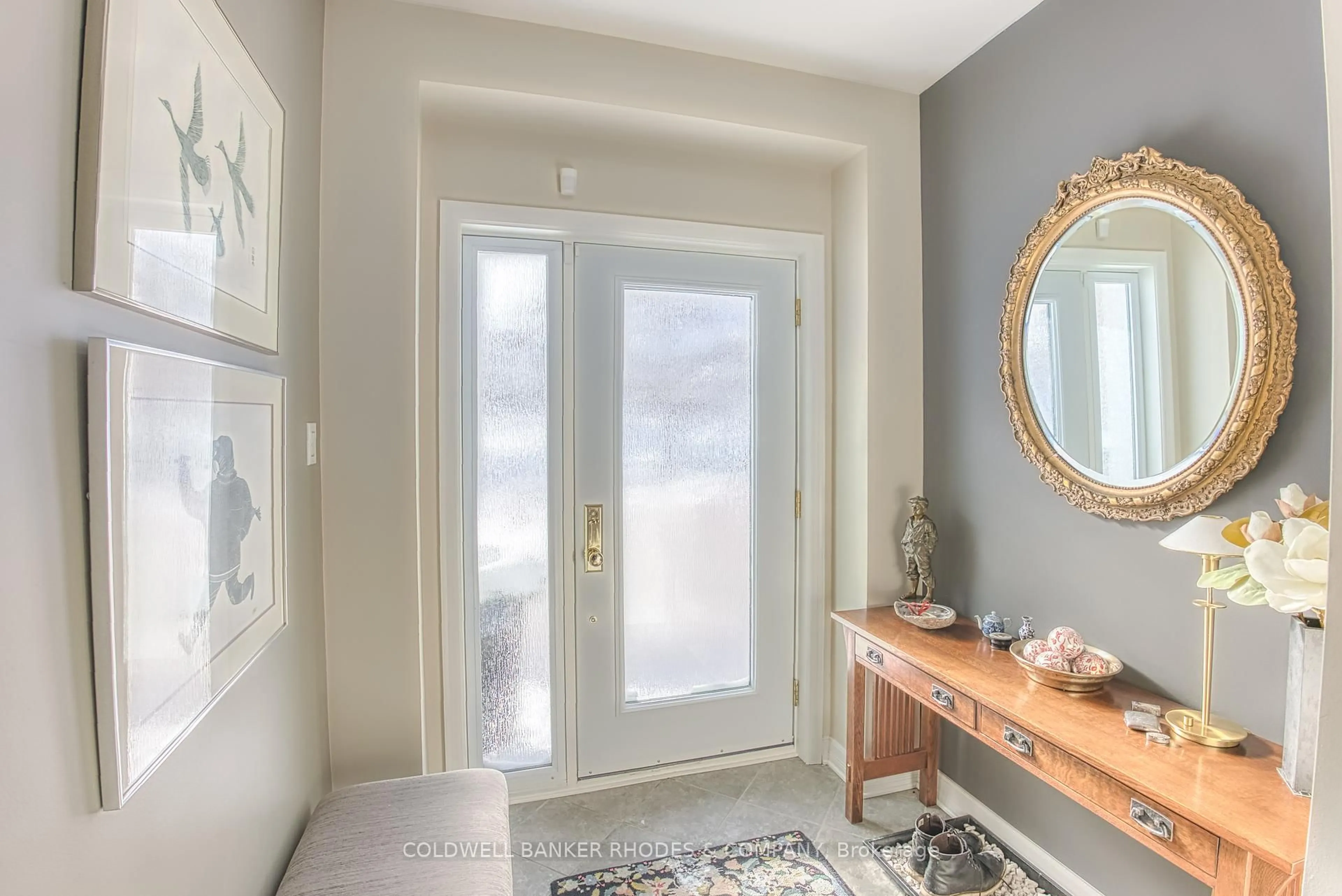 Indoor entryway for 203 Clearview Ave, Ottawa Ontario K1Z 1A8