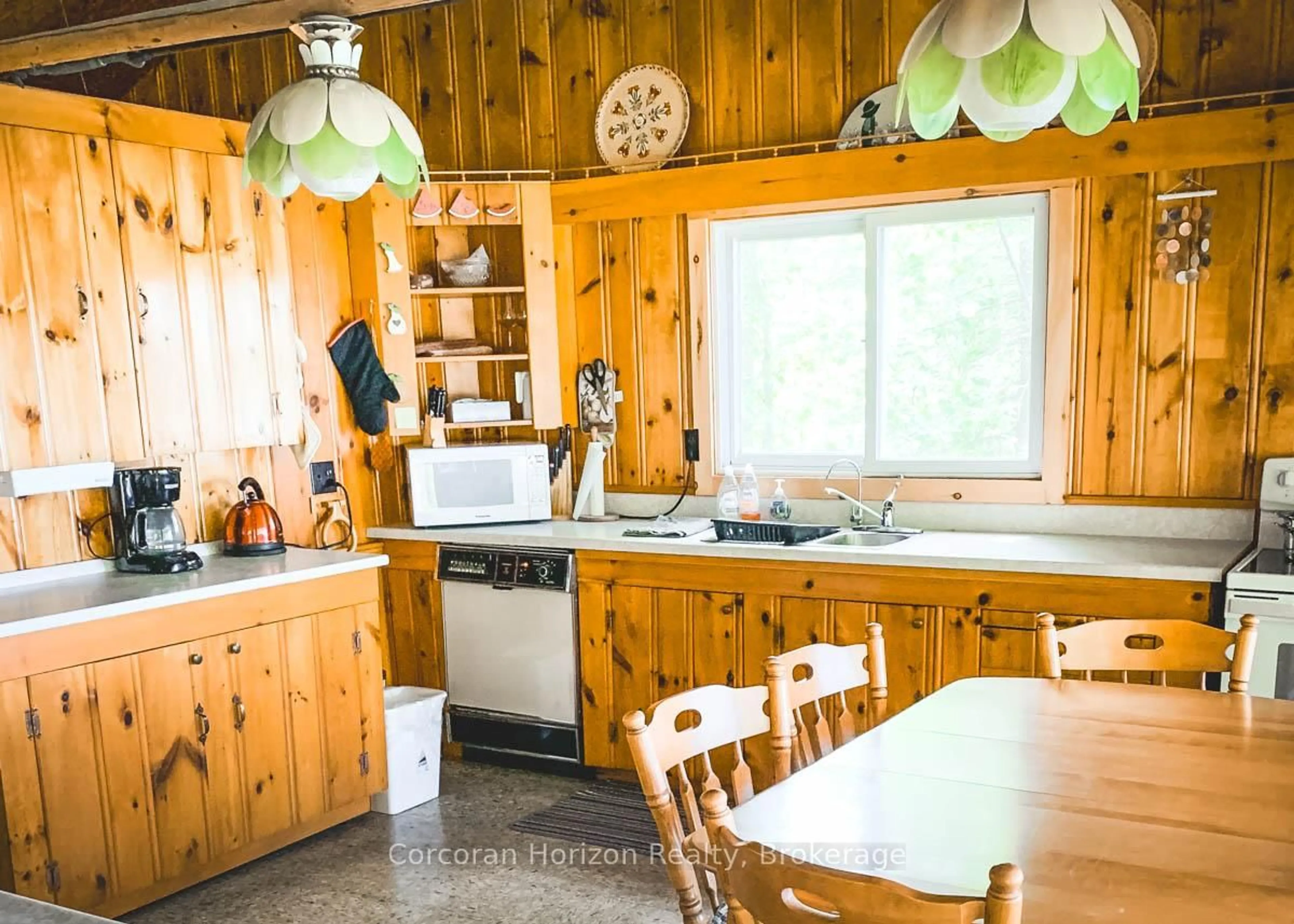 Rustic kitchen, wood/laminate floor for 61 Arts Lane, Georgian Bay Ontario L0K 1S0