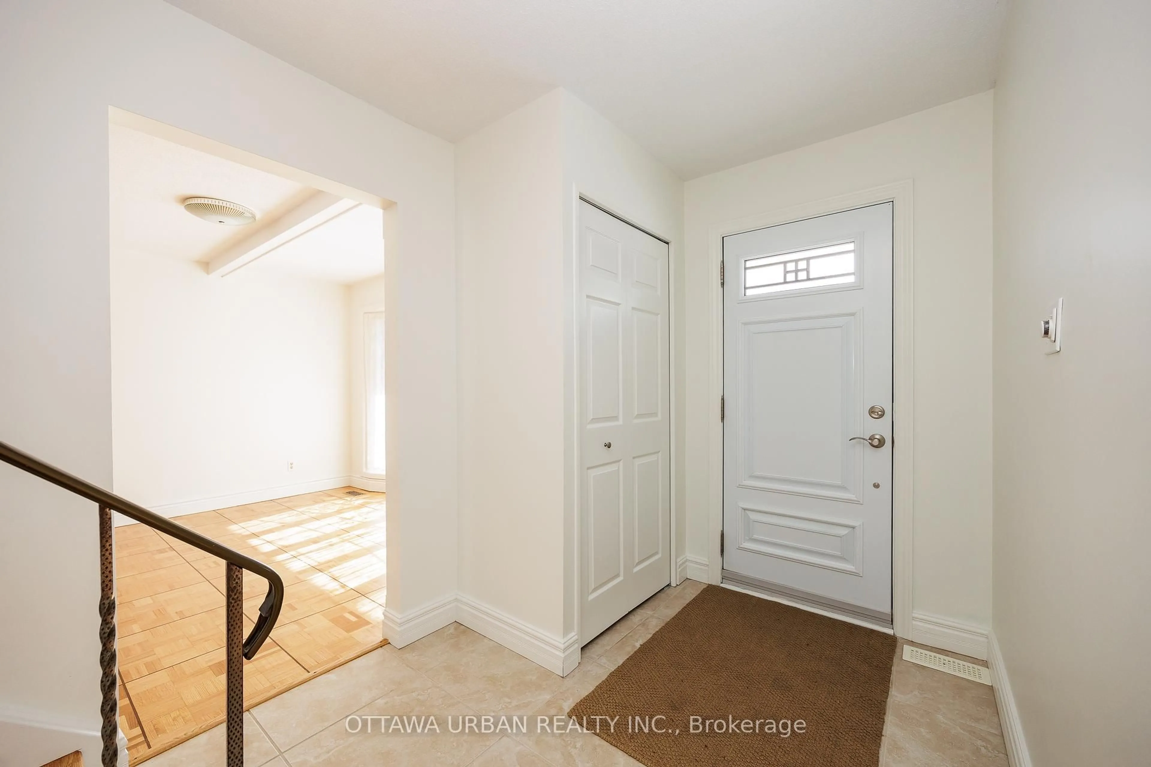 Indoor entryway for 17 Woodview Cres, Ottawa Ontario K1B 3B1