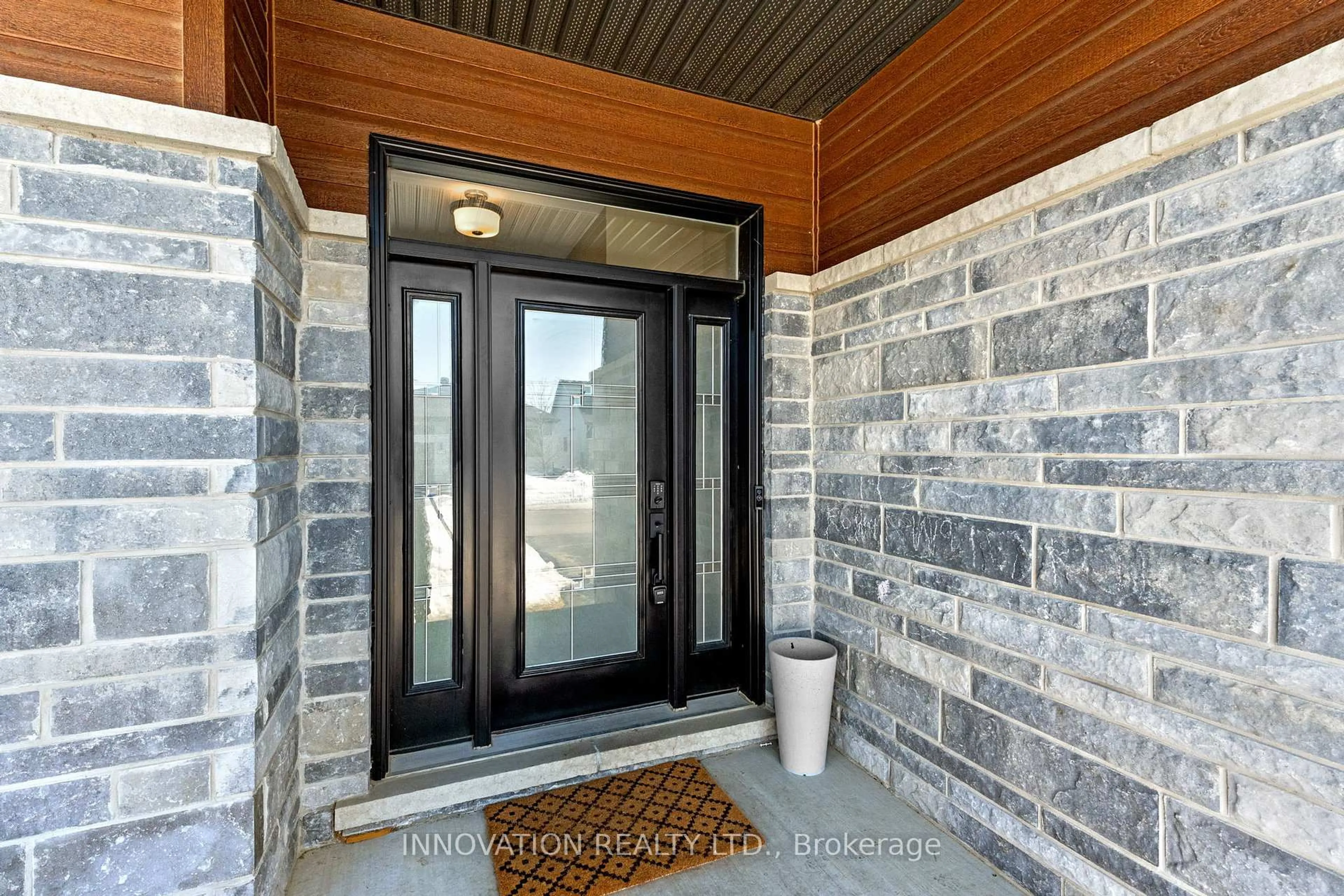 Indoor entryway for 404 Bruges St, Russell Ontario K0A 1W0