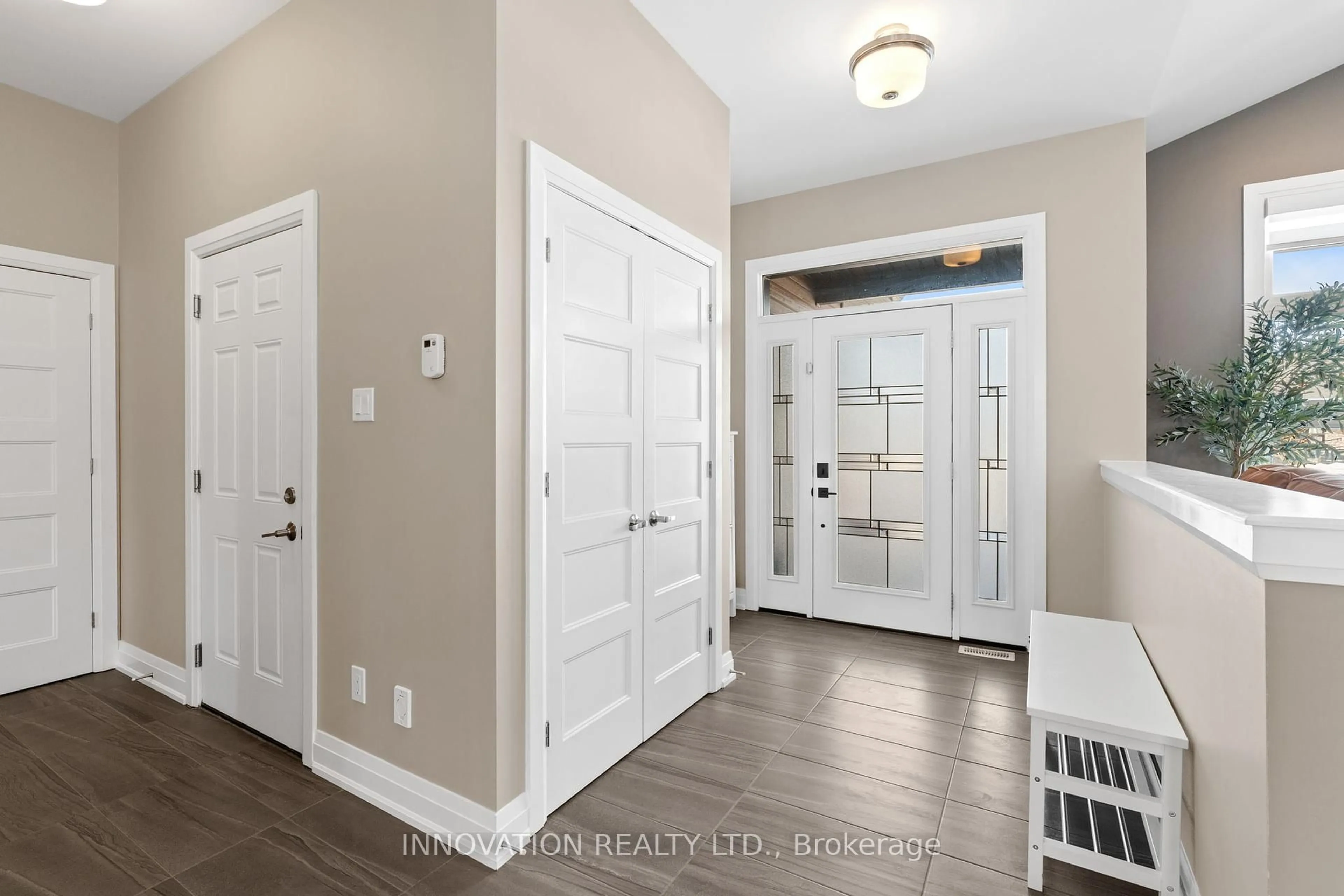 Indoor entryway for 404 Bruges St, Russell Ontario K0A 1W0