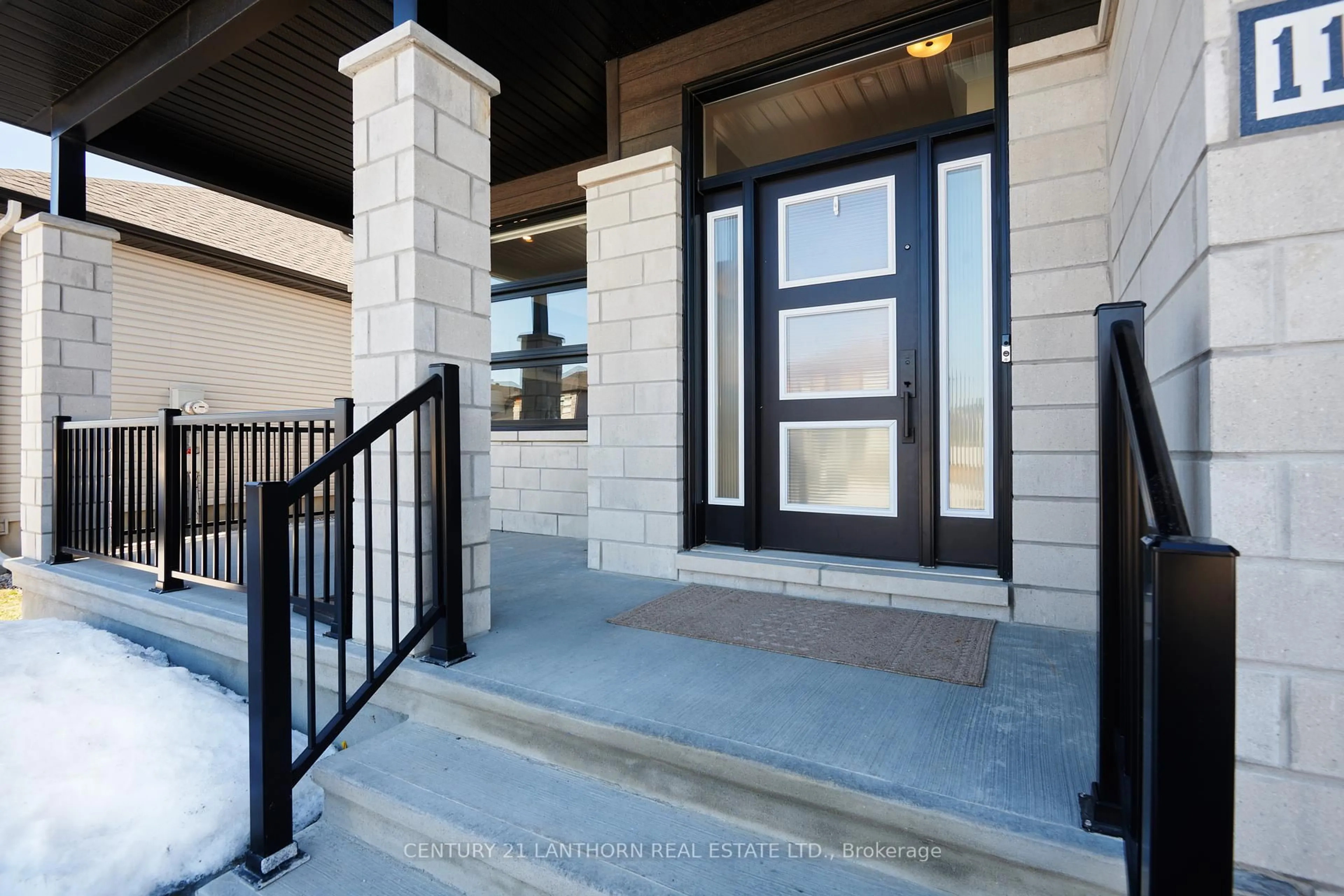 Indoor entryway for 1144 Avignon St, Russell Ontario K0A 1W0