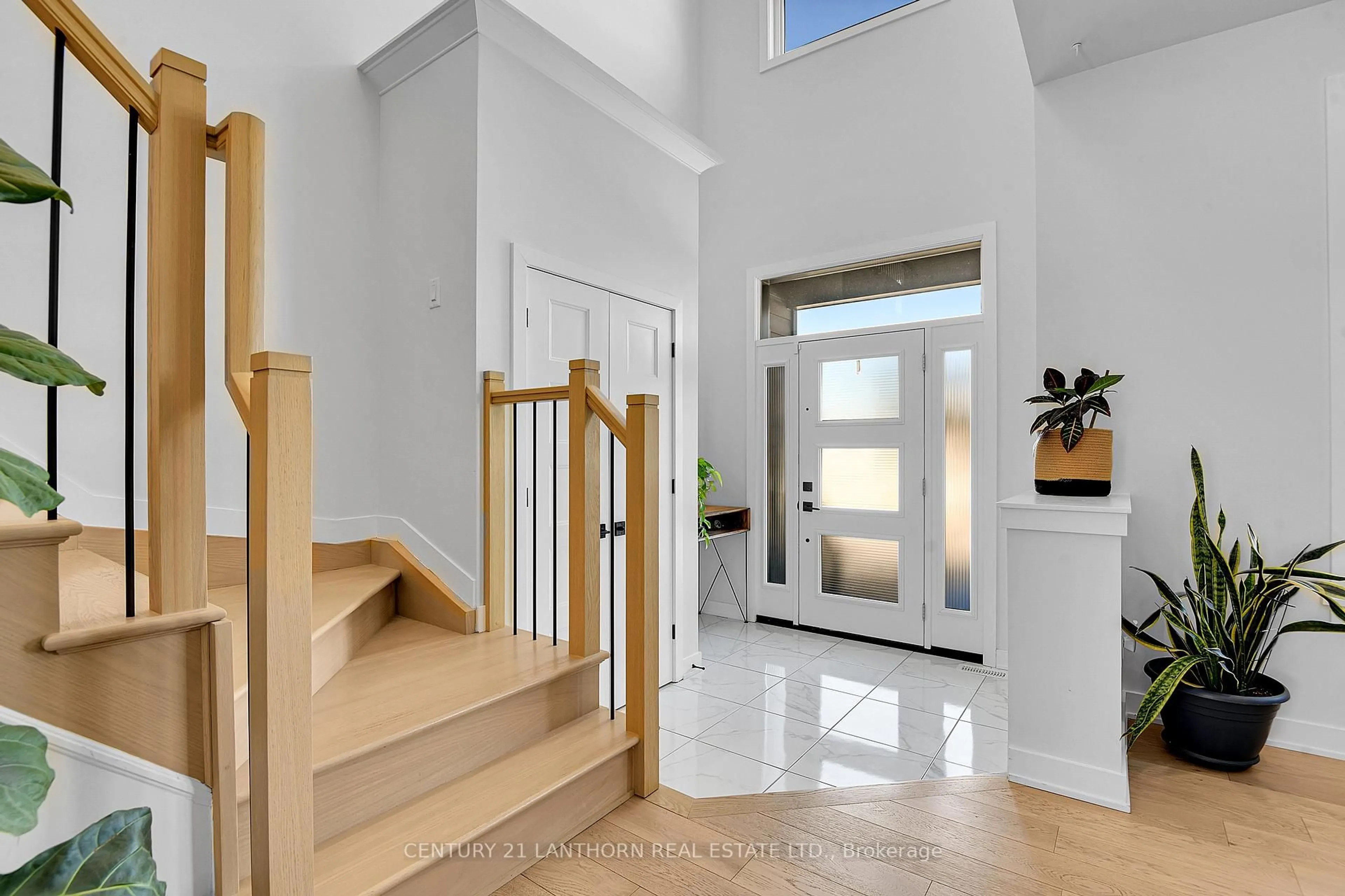 Indoor entryway for 1144 Avignon St, Russell Ontario K0A 1W0