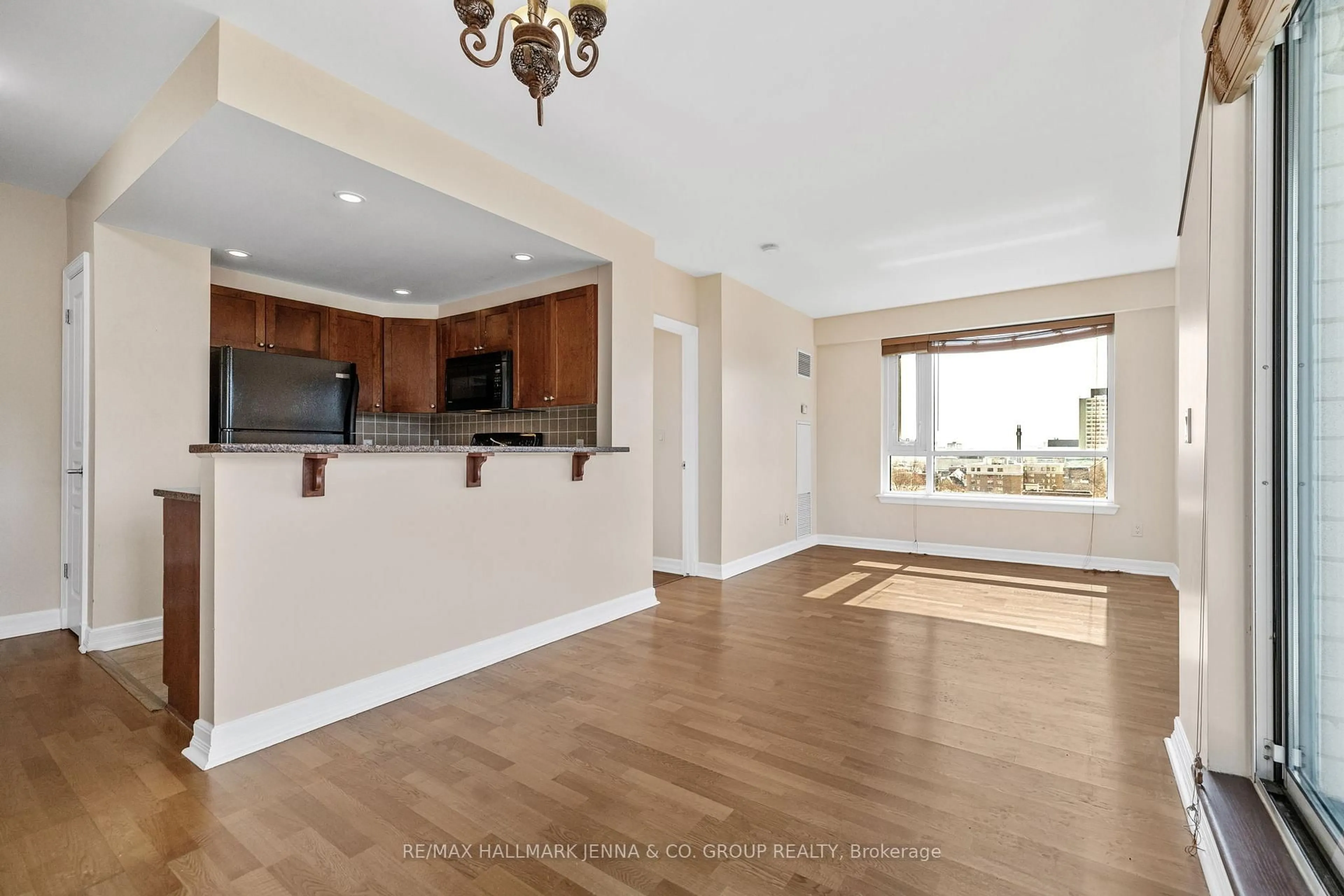 Open concept kitchen, wood/laminate floor for 200 Besserer St #1104, Ottawa Ontario K1N 0A7