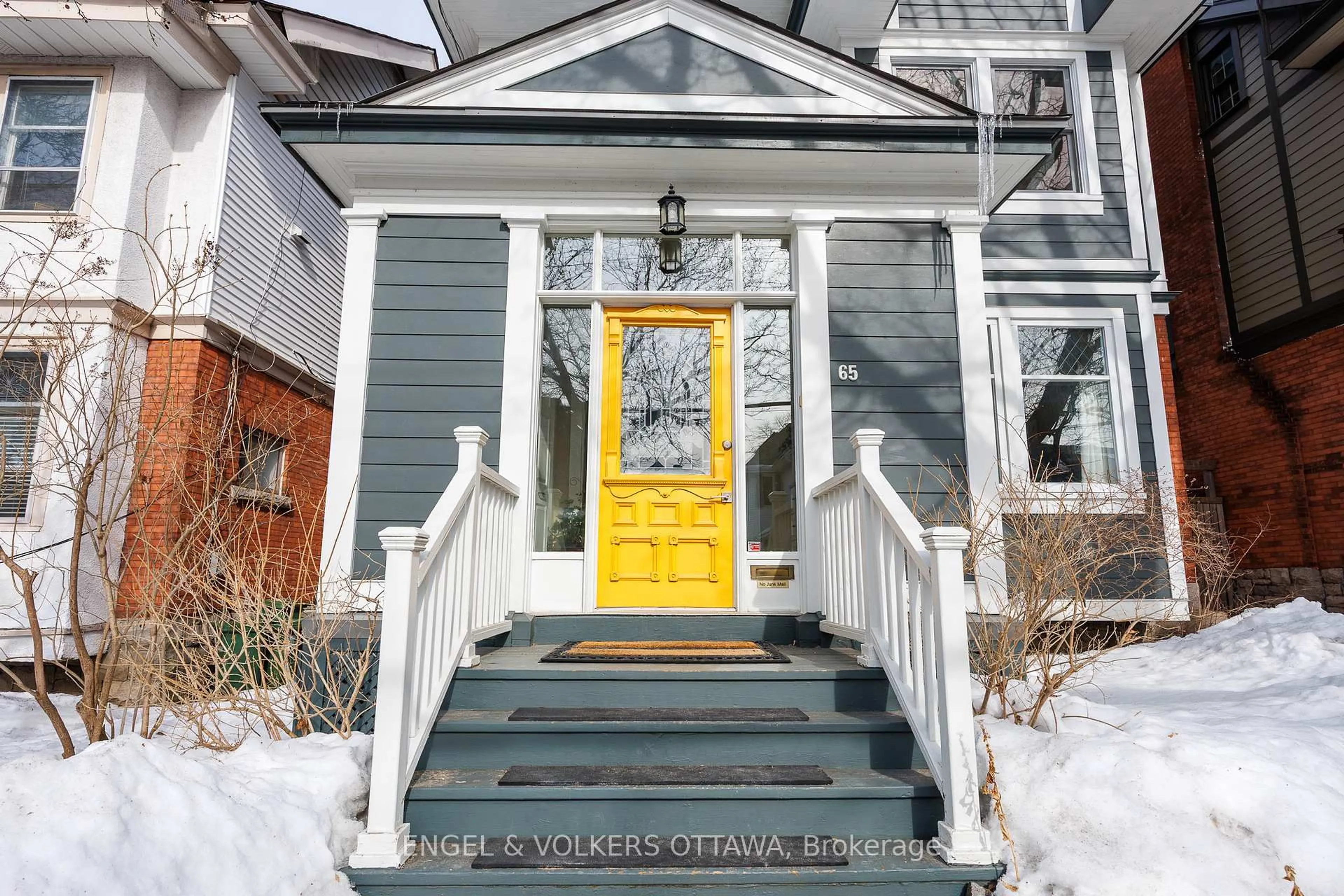 Indoor entryway for 65 Aylmer Ave, Ottawa Ontario K1S 2X2