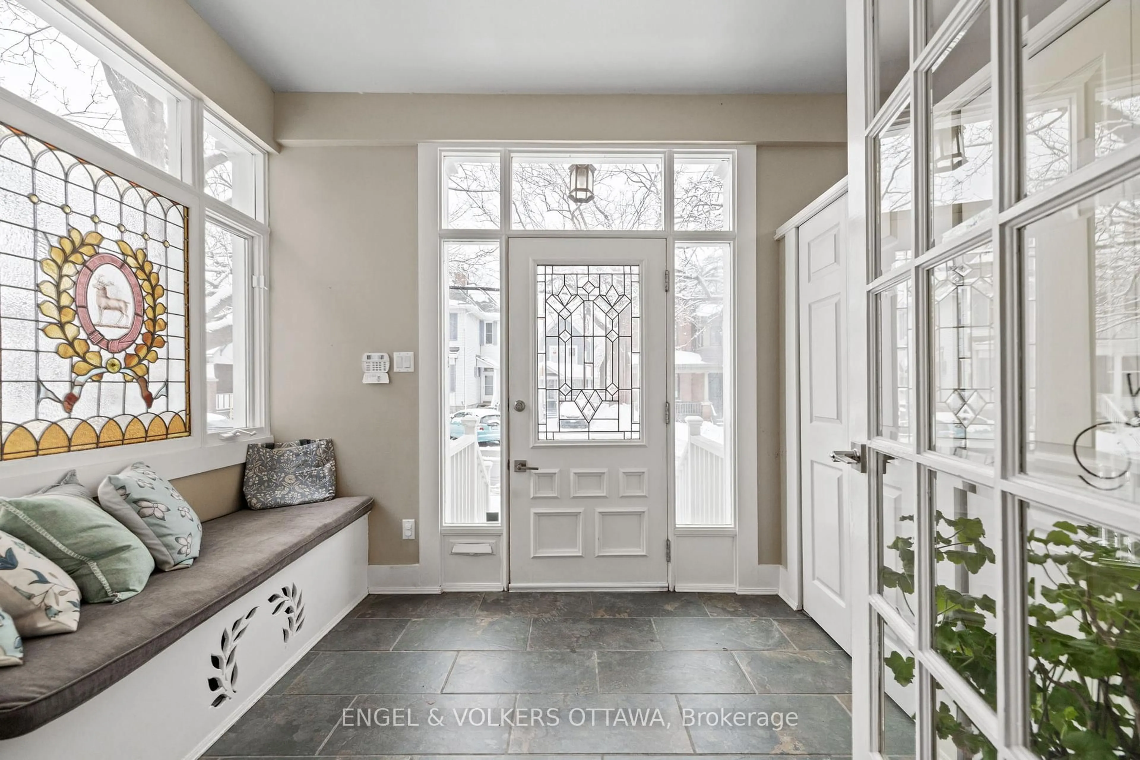 Indoor entryway for 65 Aylmer Ave, Ottawa Ontario K1S 2X2