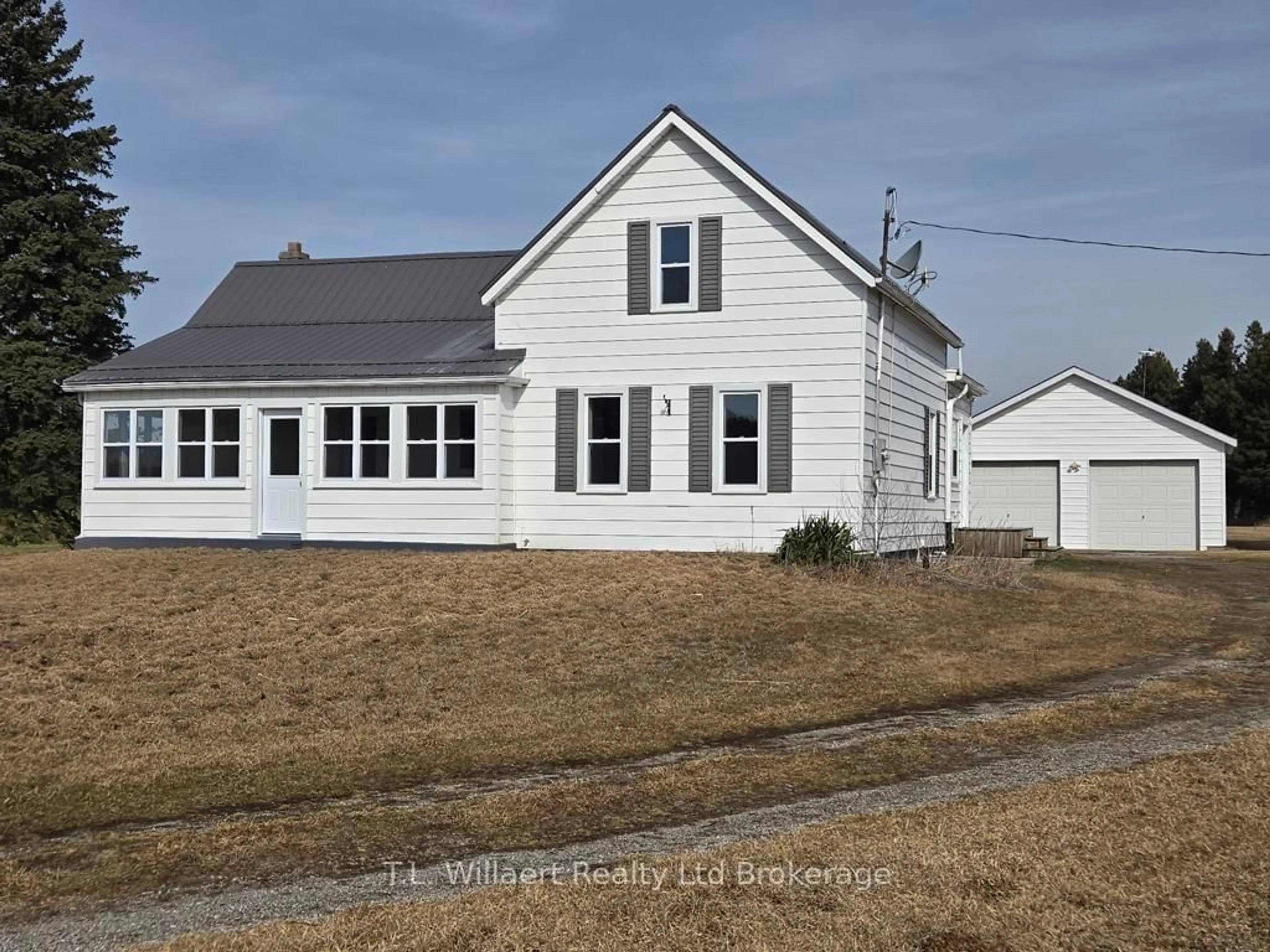 Home with vinyl exterior material, building for 2349 1st Conc Rd Str N/A, Norfolk Ontario N4B 2W4