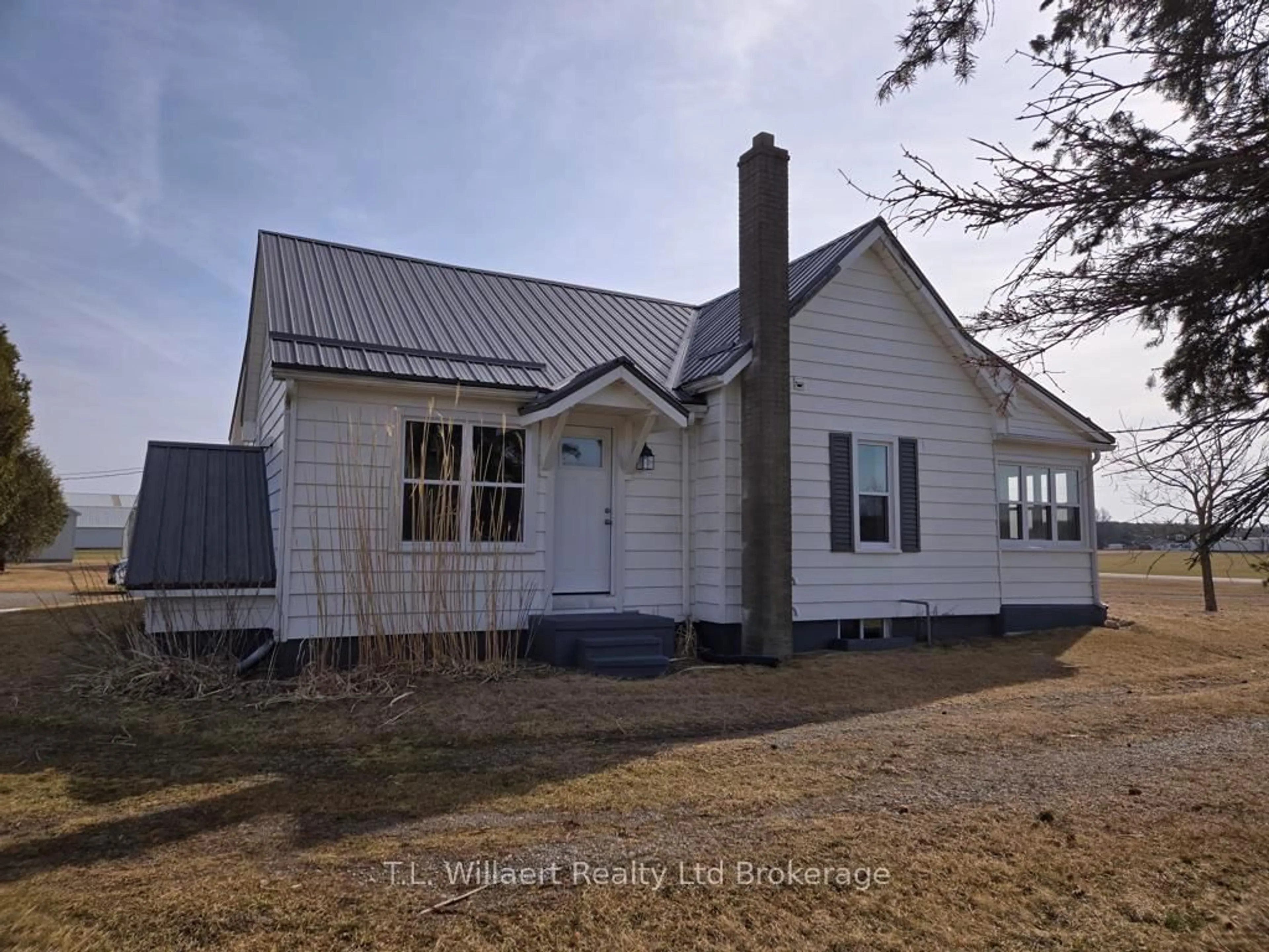 Home with vinyl exterior material, building for 2349 1st Conc Rd Str N/A, Norfolk Ontario N4B 2W4