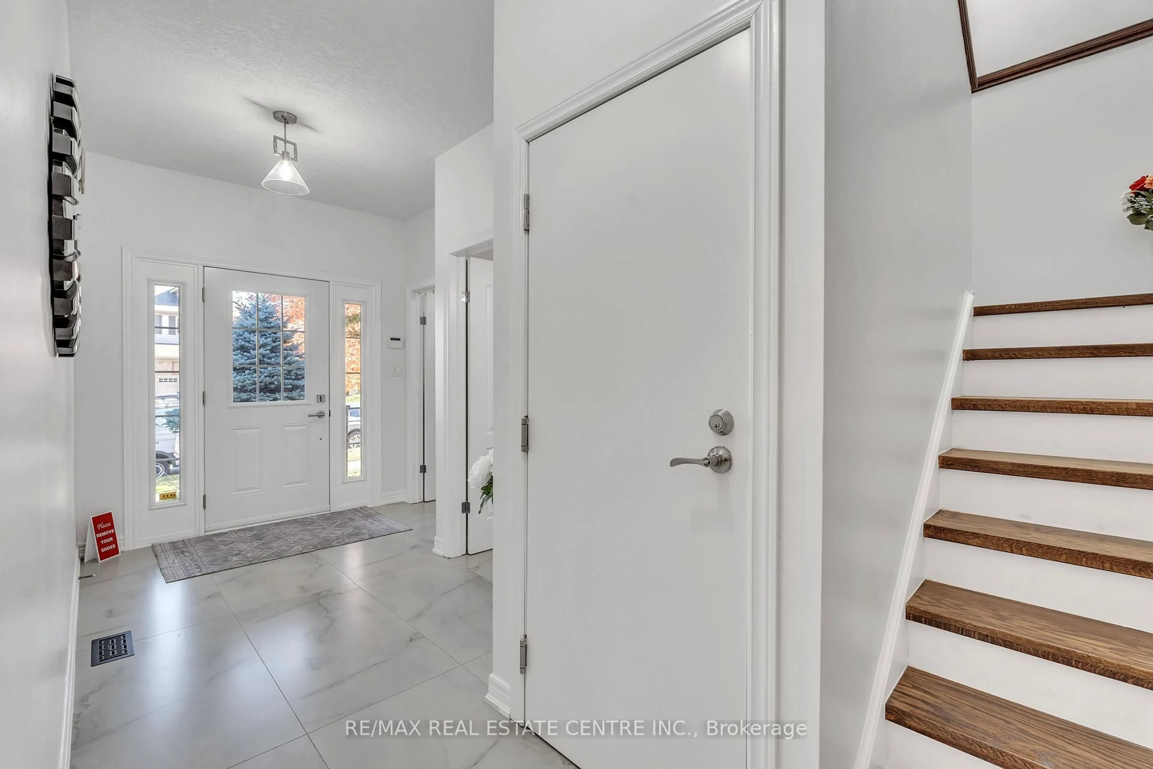 Indoor entryway for 48 Isaiah Dr, Kitchener Ontario N2E 0B2