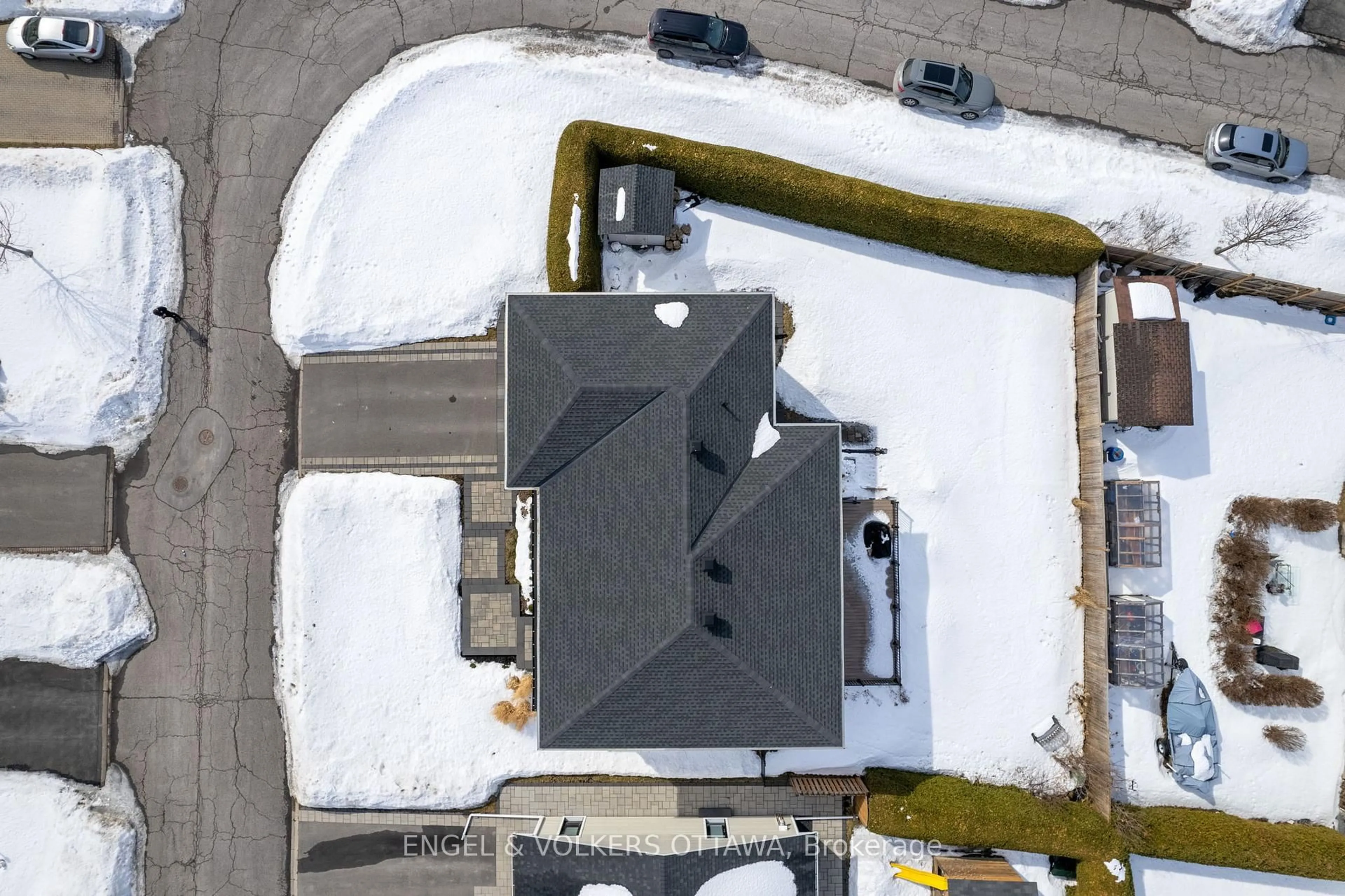 A pic from outside/outdoor area/front of a property/back of a property/a pic from drone, street for 8 Roselawn Crt, South of Baseline to Knoxdale Ontario K2G 4J2