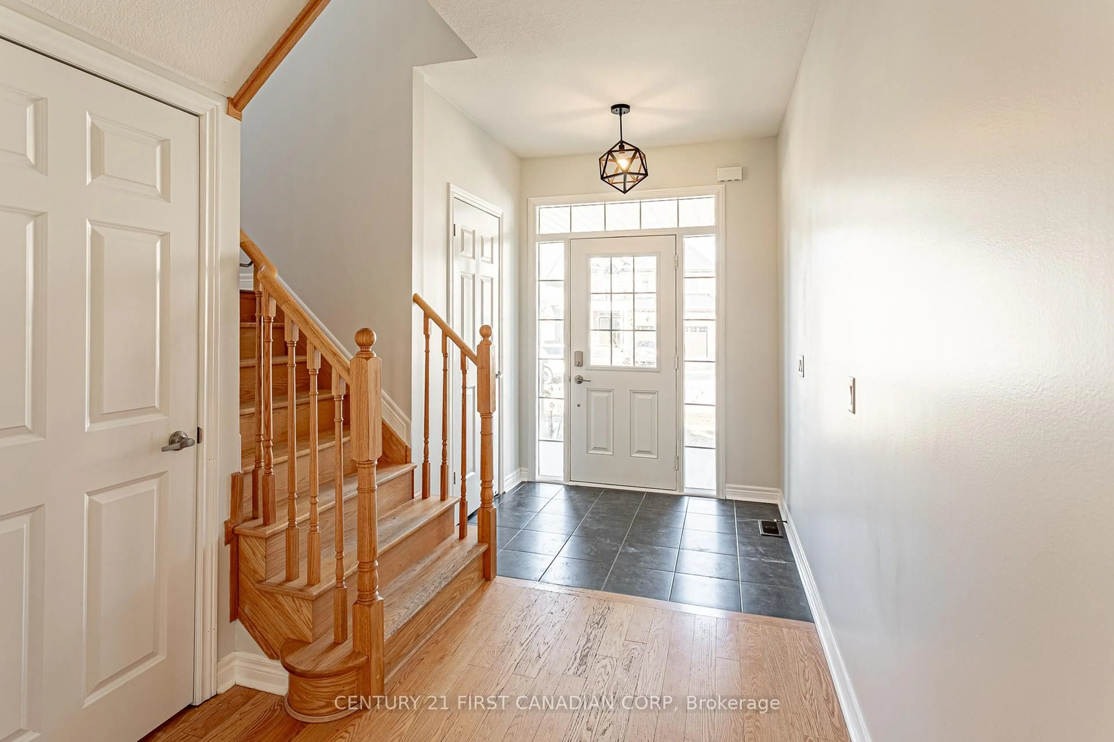 Indoor entryway for 1016 Upper Thames Dr, Woodstock Ontario N4S 7W2