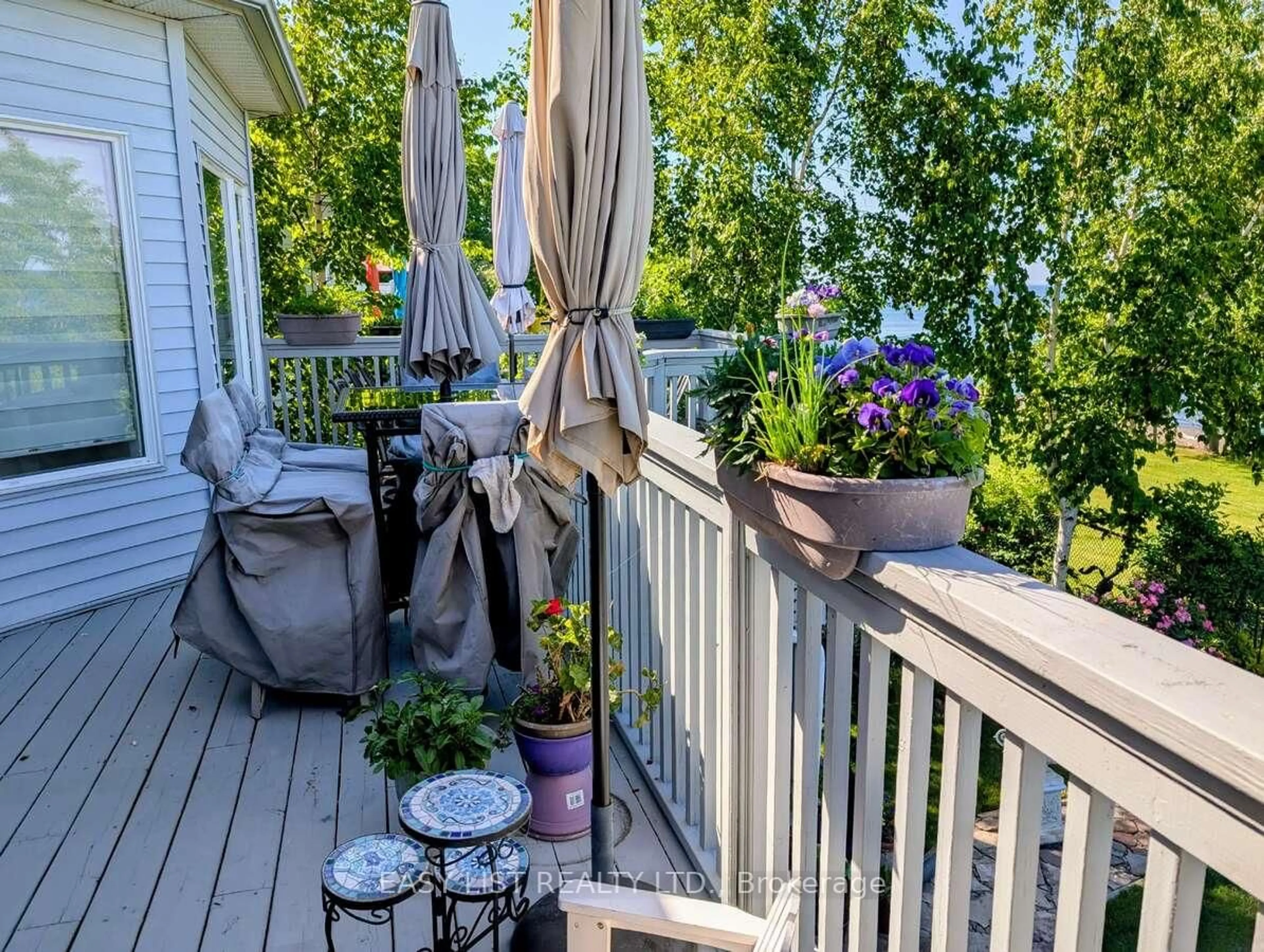Patio, unknown for 44 Morrison Cres, Grimsby Ontario L3M 5K4