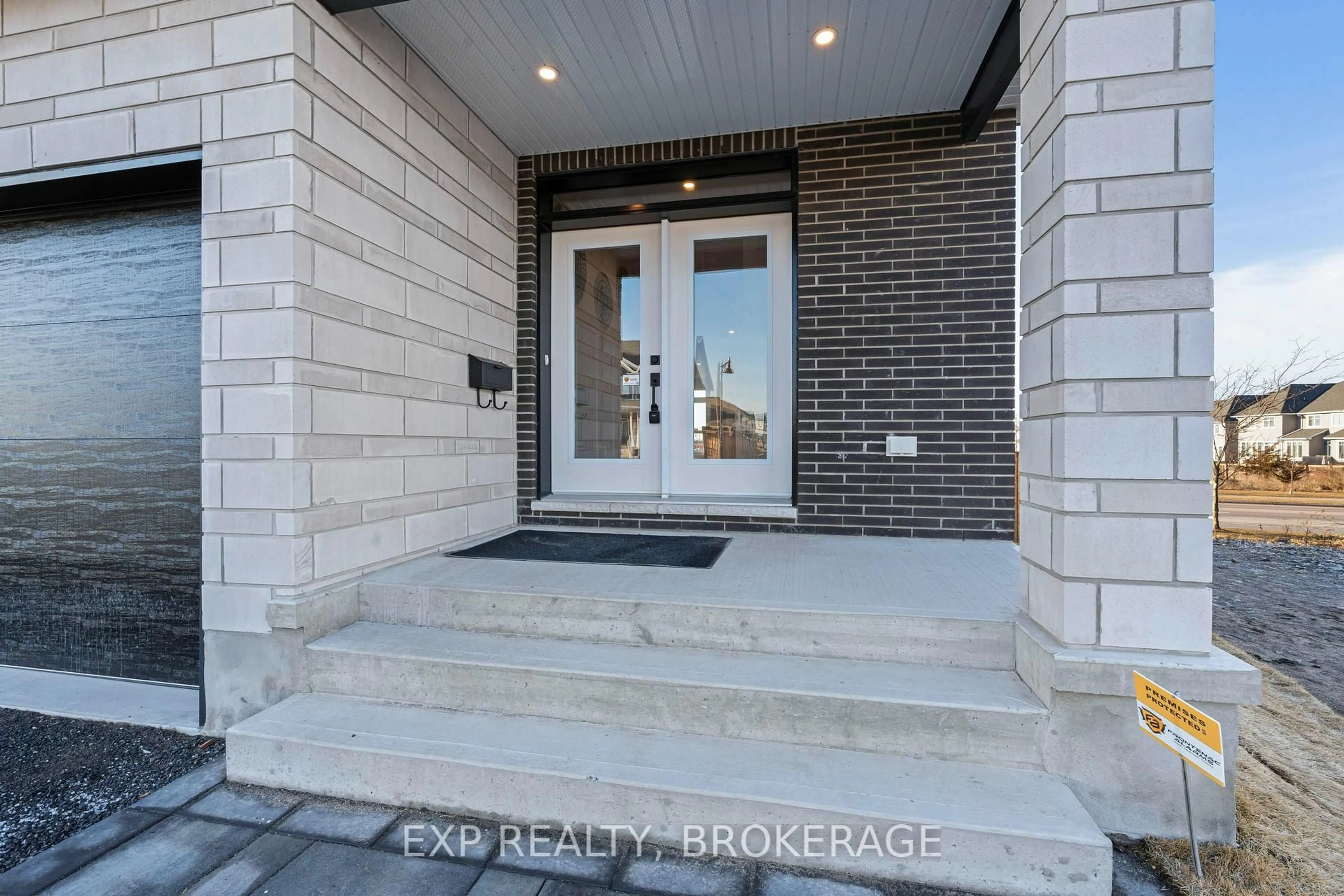 Indoor entryway for 1517 SHIRA Dr, Kingston Ontario K7P 0S3