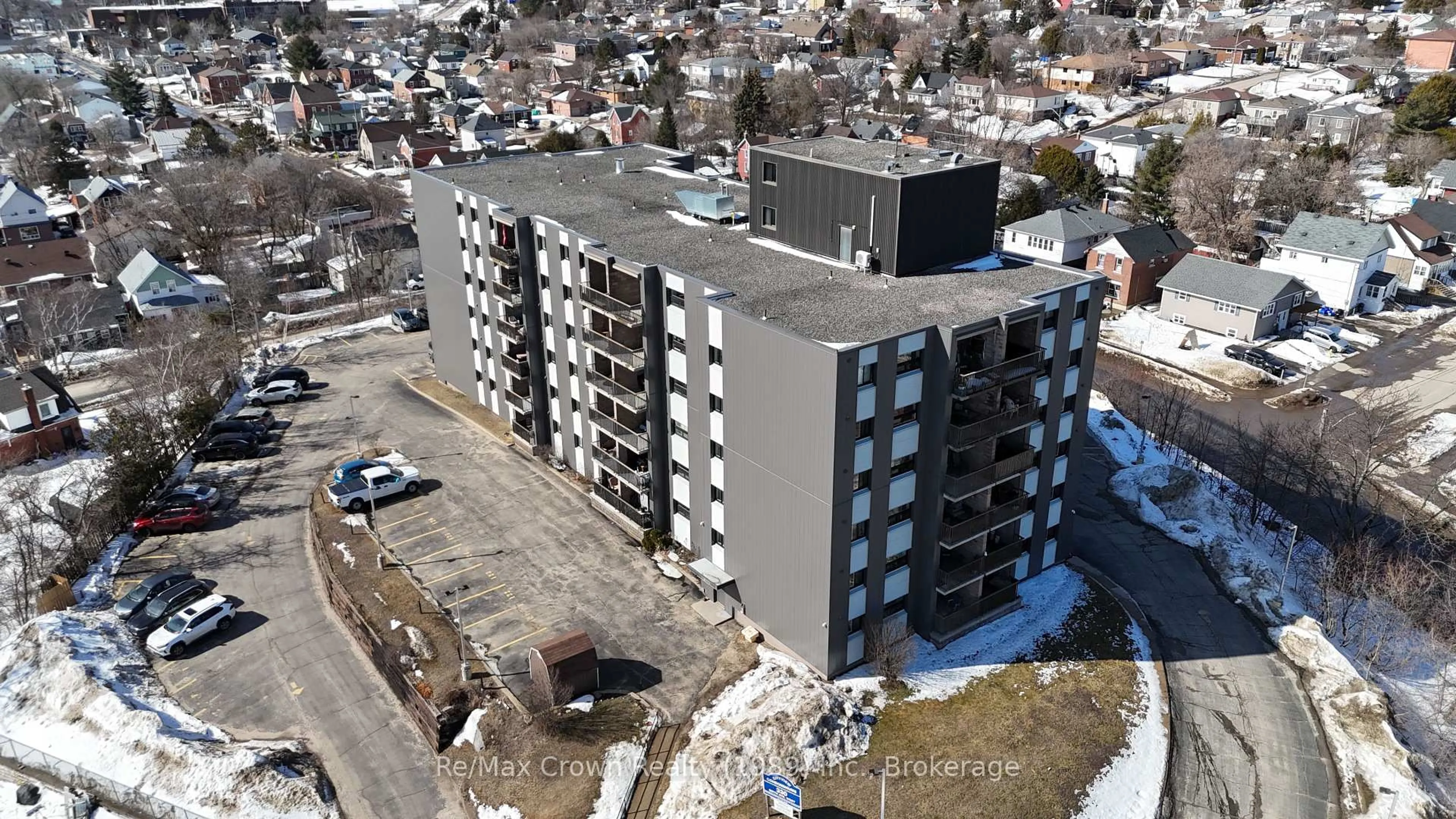 A pic from outside/outdoor area/front of a property/back of a property/a pic from drone, building for 330 Sixth Ave #605, North Bay Ontario P1B 9G1