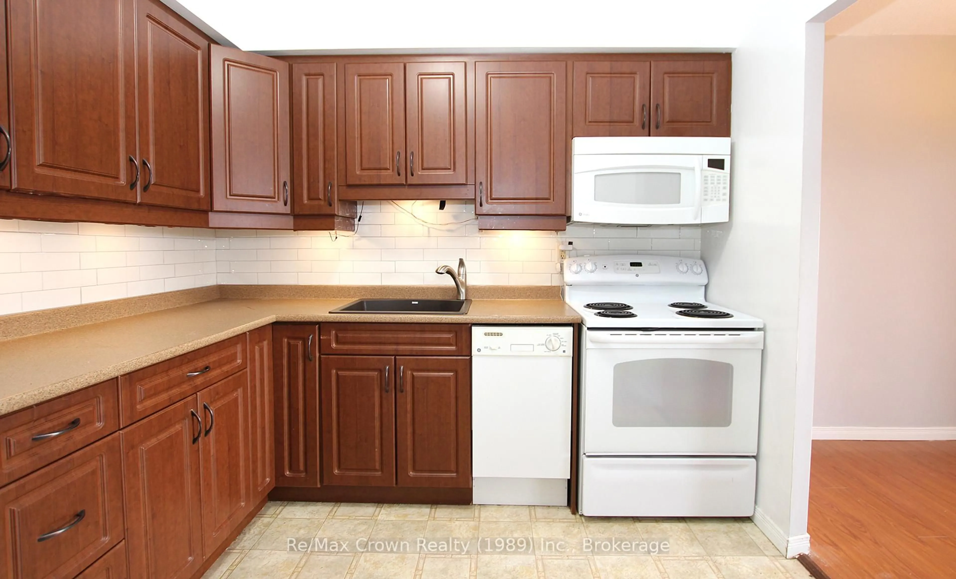 Standard kitchen, unknown for 330 Sixth Ave #605, North Bay Ontario P1B 9G1