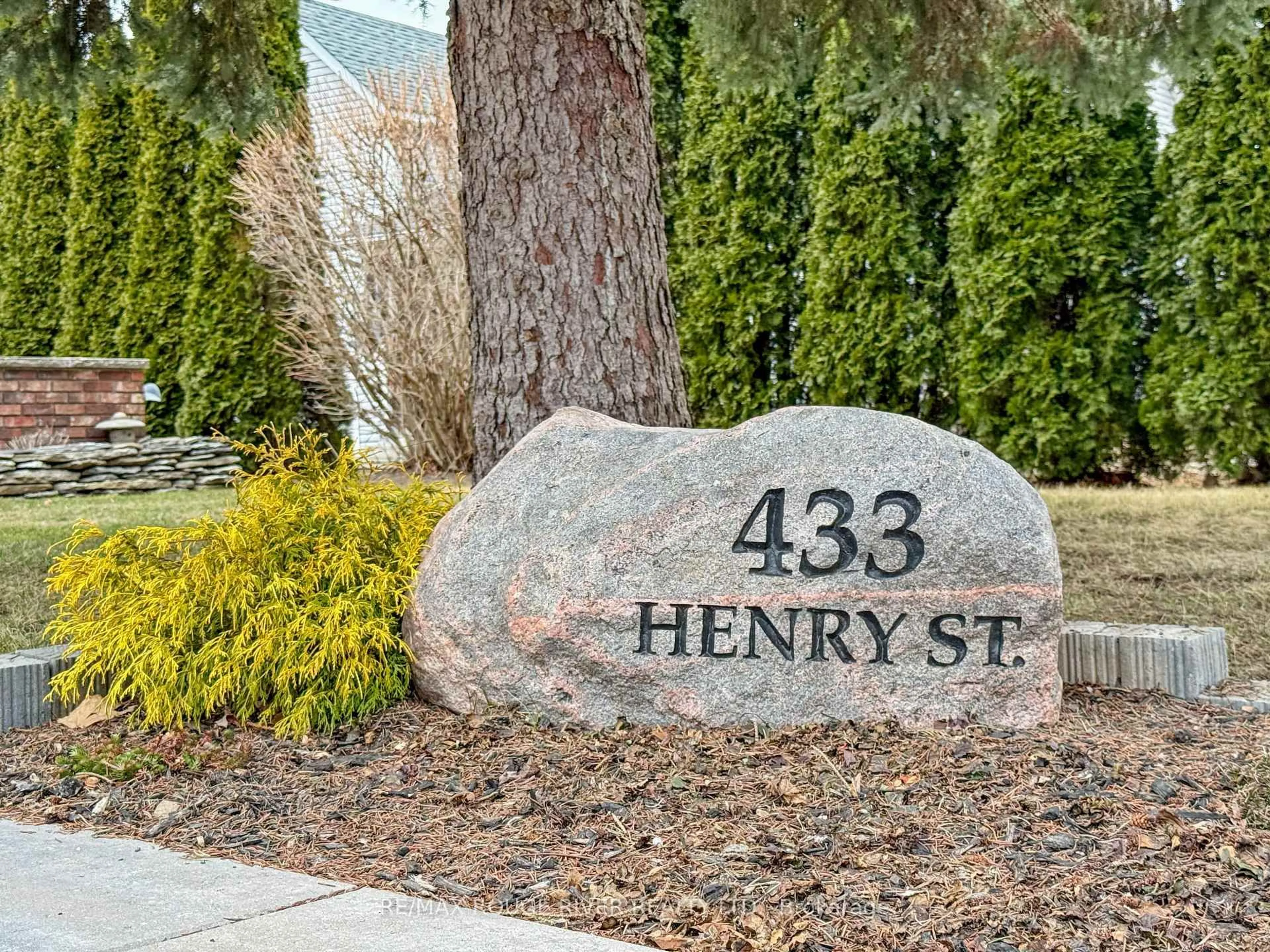 Indoor entryway for 433 Henry St, Cobourg Ontario K9A 3Z2