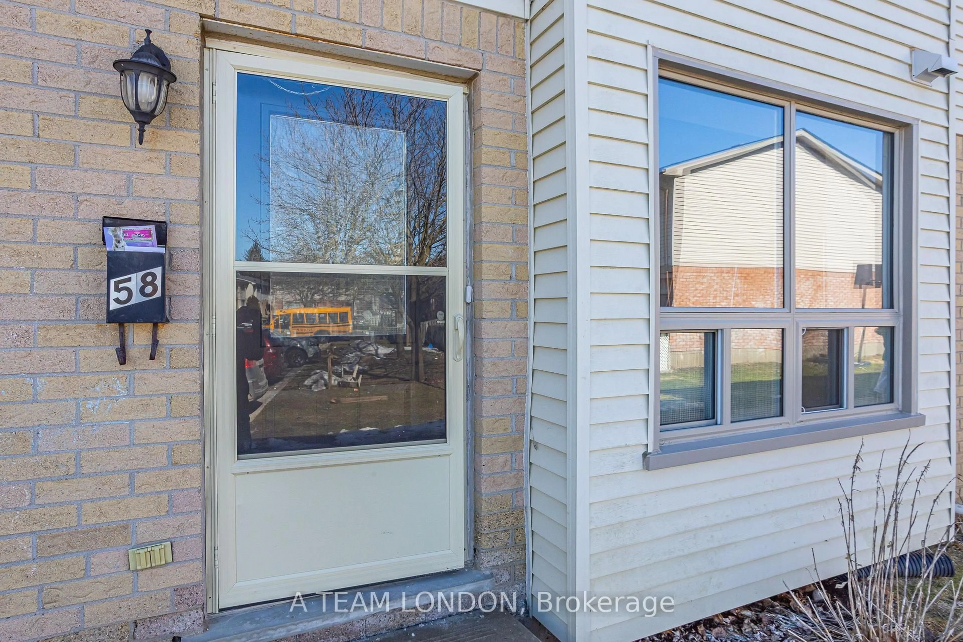 Indoor entryway for 135 BELMONT Dr #58, London Ontario N6J 4J3