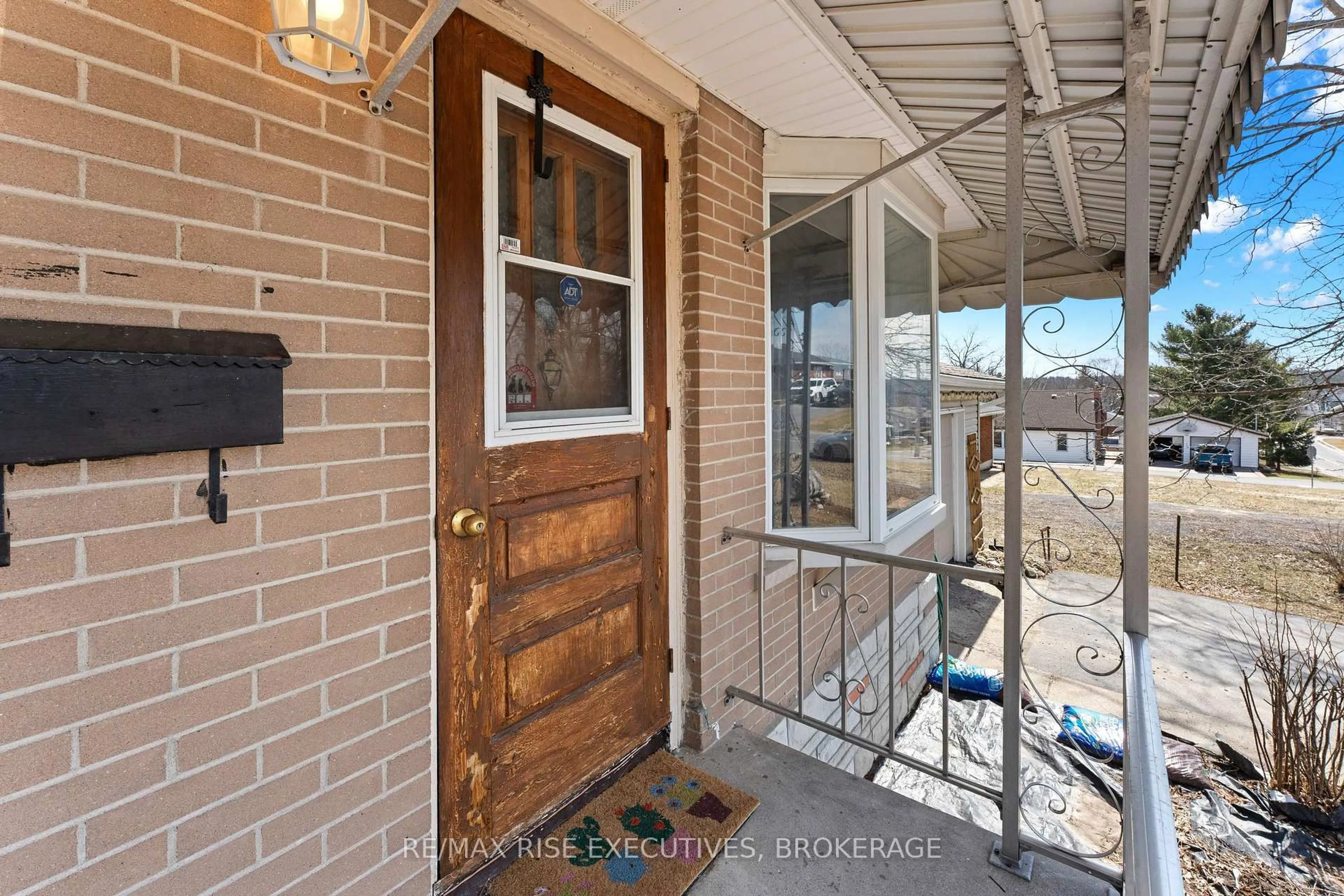 Indoor entryway for 4400 NOTRE DAME St, Harrowsmith Ontario K0H 1V0