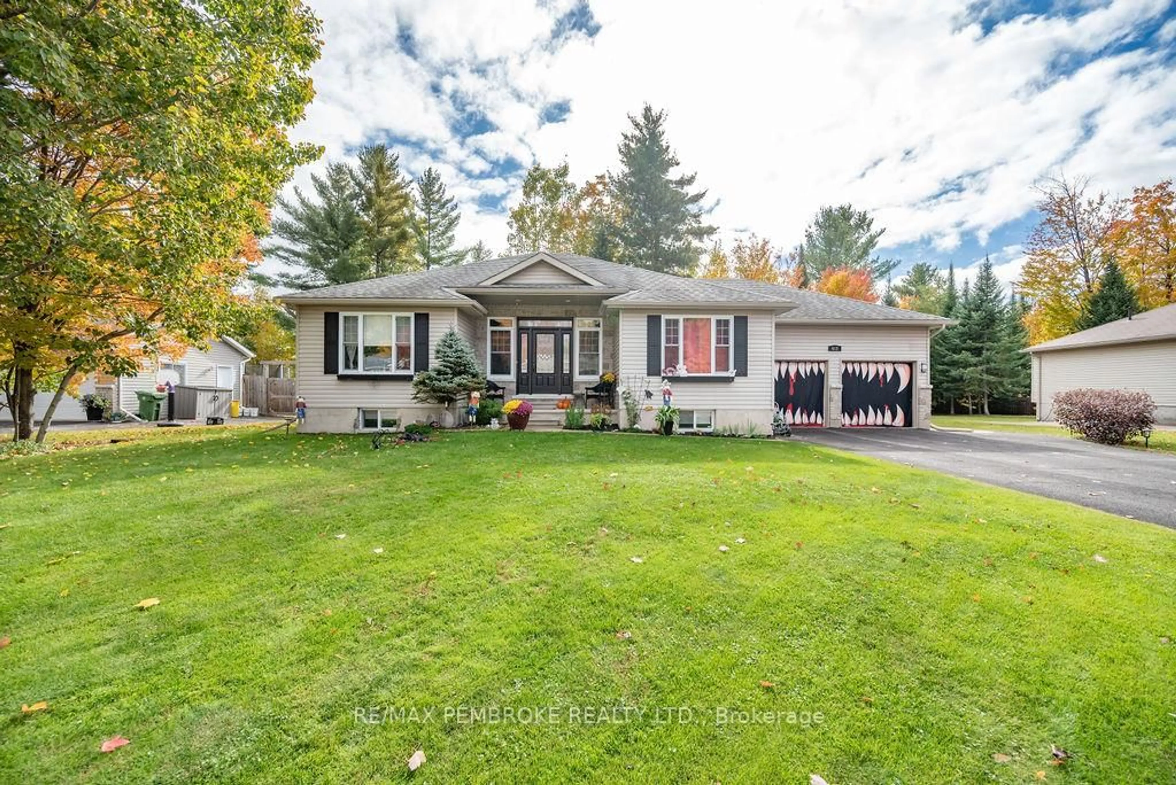 Home with vinyl exterior material, street for 612 Hummingbird Lane, Petawawa Ontario K8H 0A8